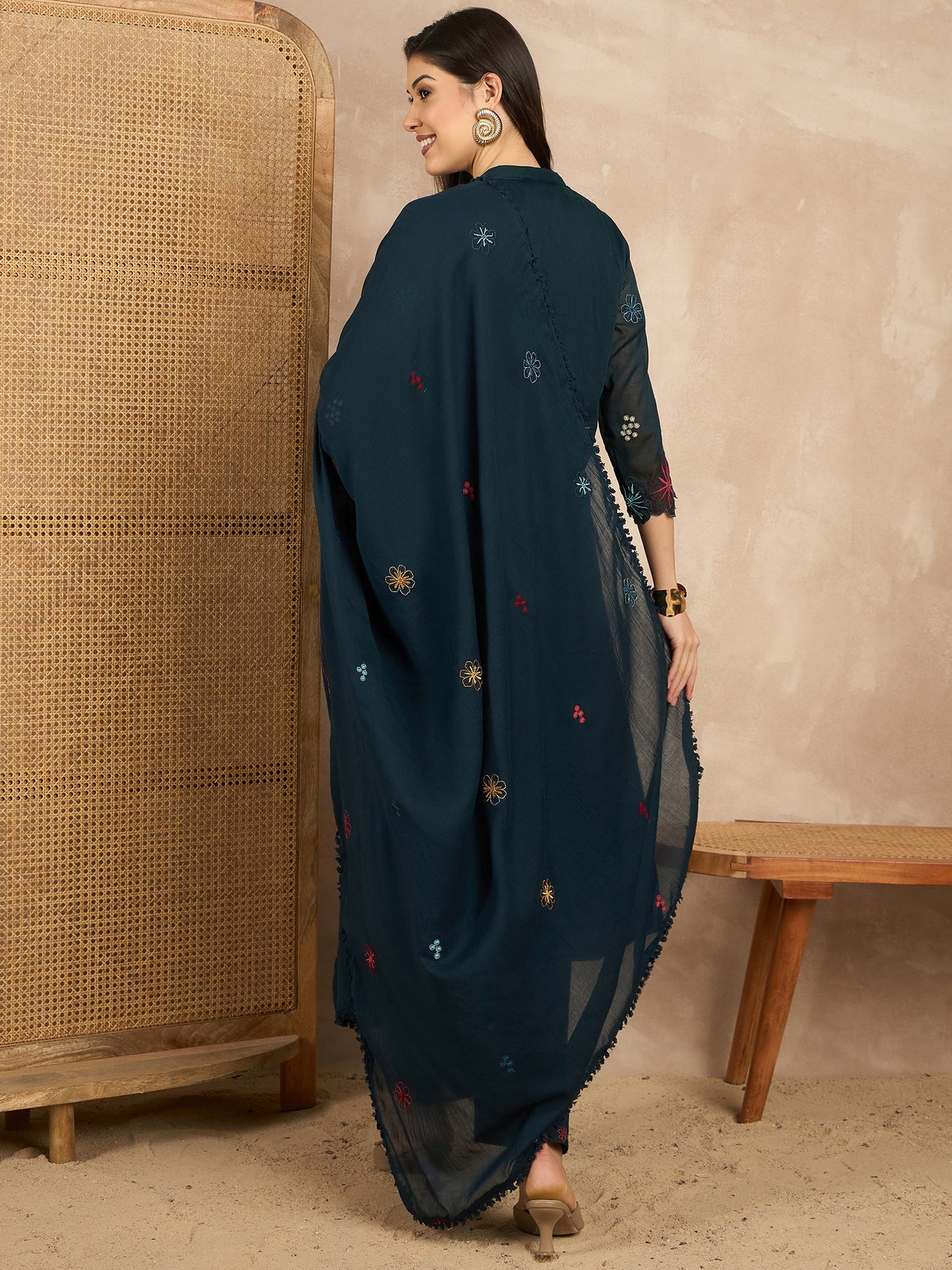 Women Floral Embroidered Regular Thread Work Kurta with Trousers & With Dupatta