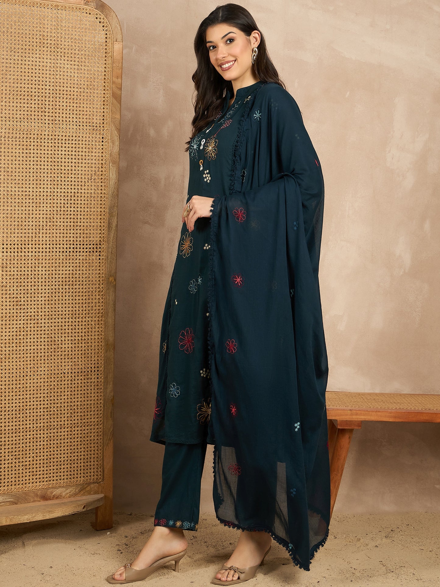 Women Floral Embroidered Regular Thread Work Kurta with Trousers & With Dupatta