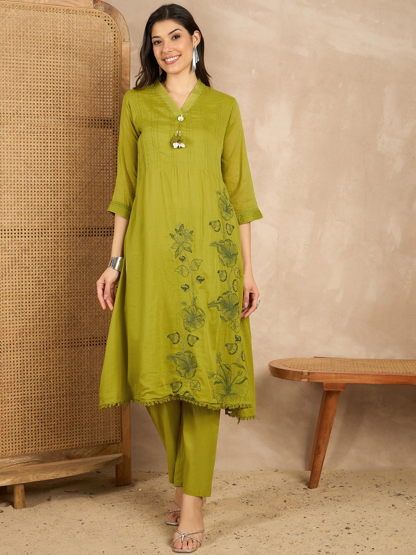 Women Floral Embroidered Regular Thread Work Kurta with Trousers & With Dupatta