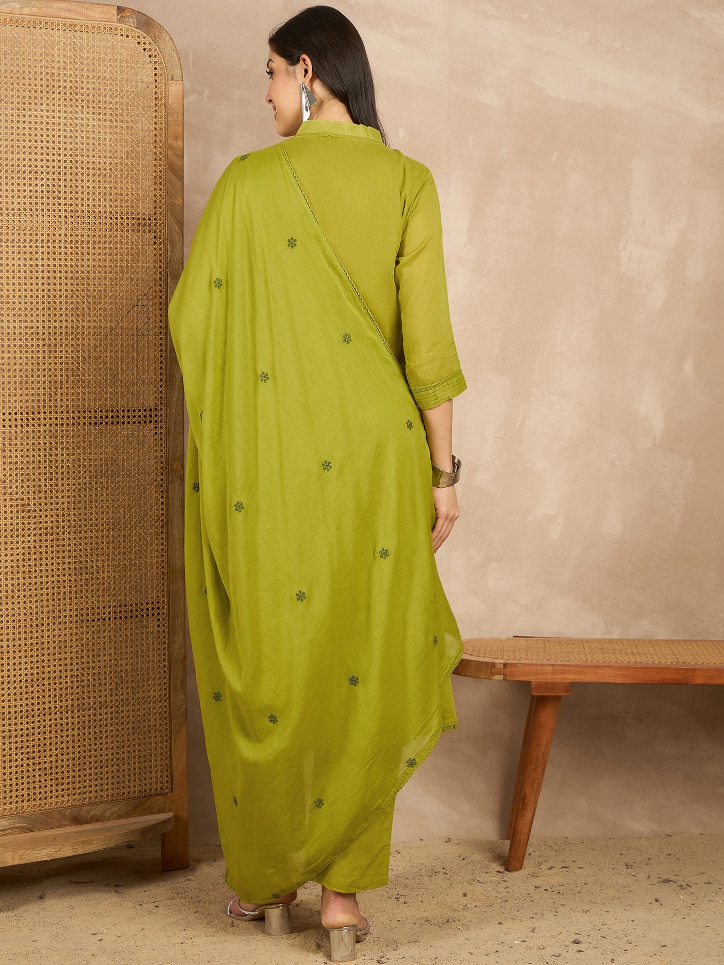 Women Floral Embroidered Regular Thread Work Kurta with Trousers & With Dupatta