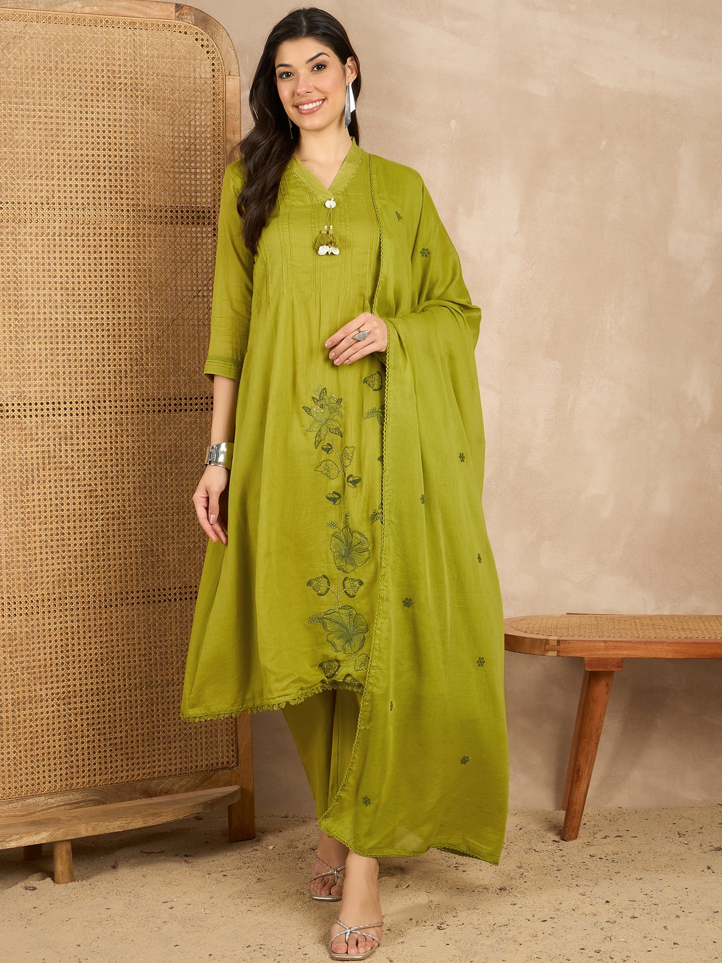 Women Floral Embroidered Regular Thread Work Kurta with Trousers & With Dupatta