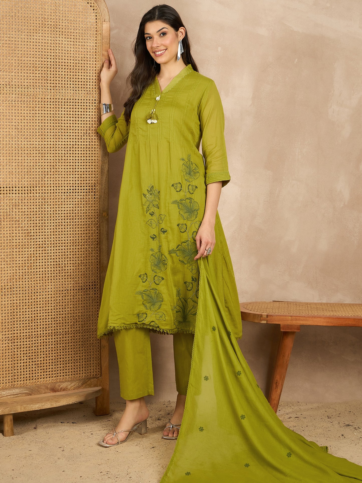 Women Floral Embroidered Regular Thread Work Kurta with Trousers & With Dupatta