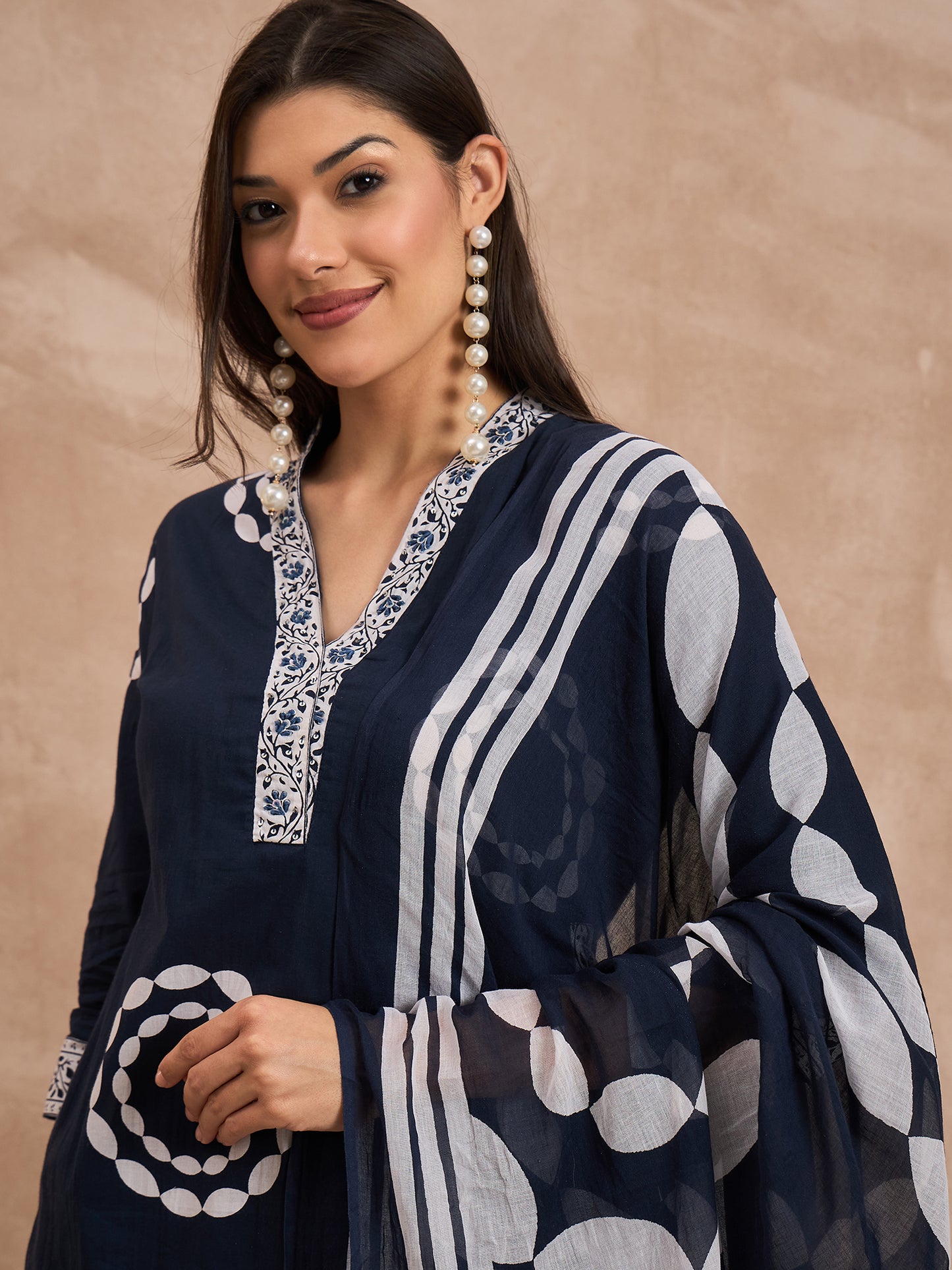Geometric Printed V-Neck Sequinned Pure Cotton Kurta With Trousers & Dupatta