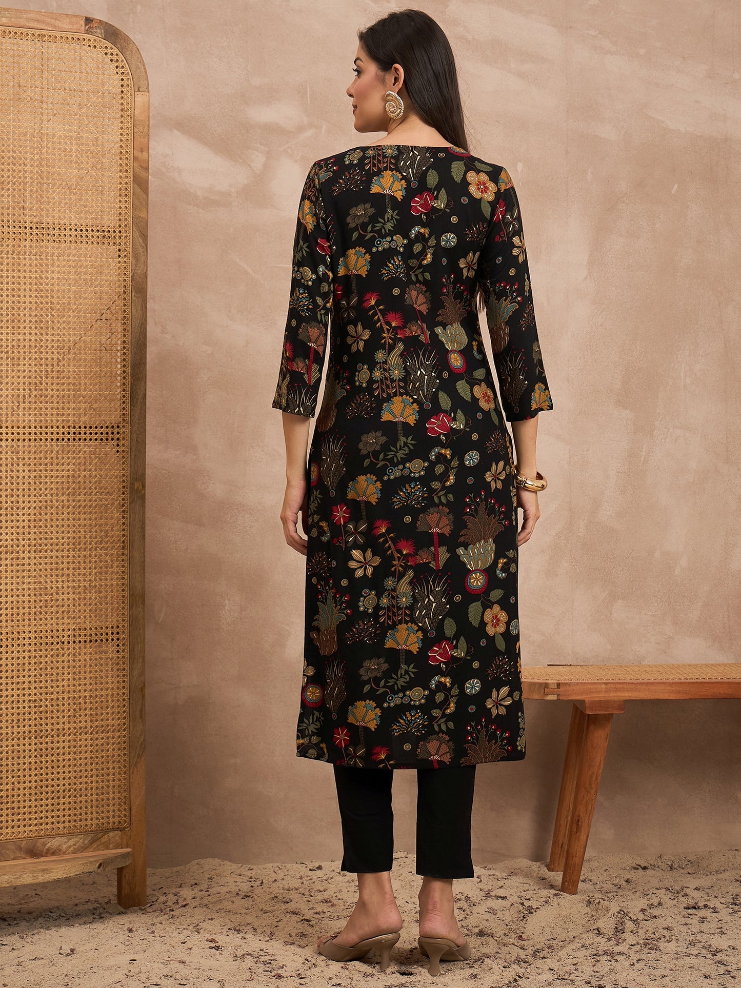 Women Ethnic Motifs Printed Round Neck Long Sleeves Straight Kurta