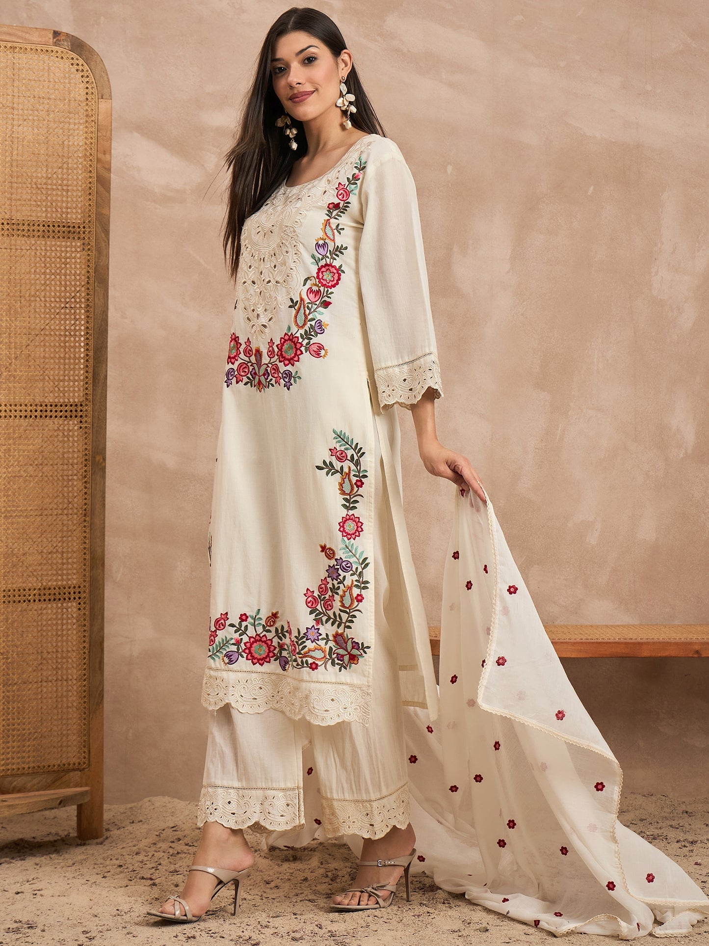 Women Floral Embroidered Thread Work Straight Kurta with Trouser & Dupatta