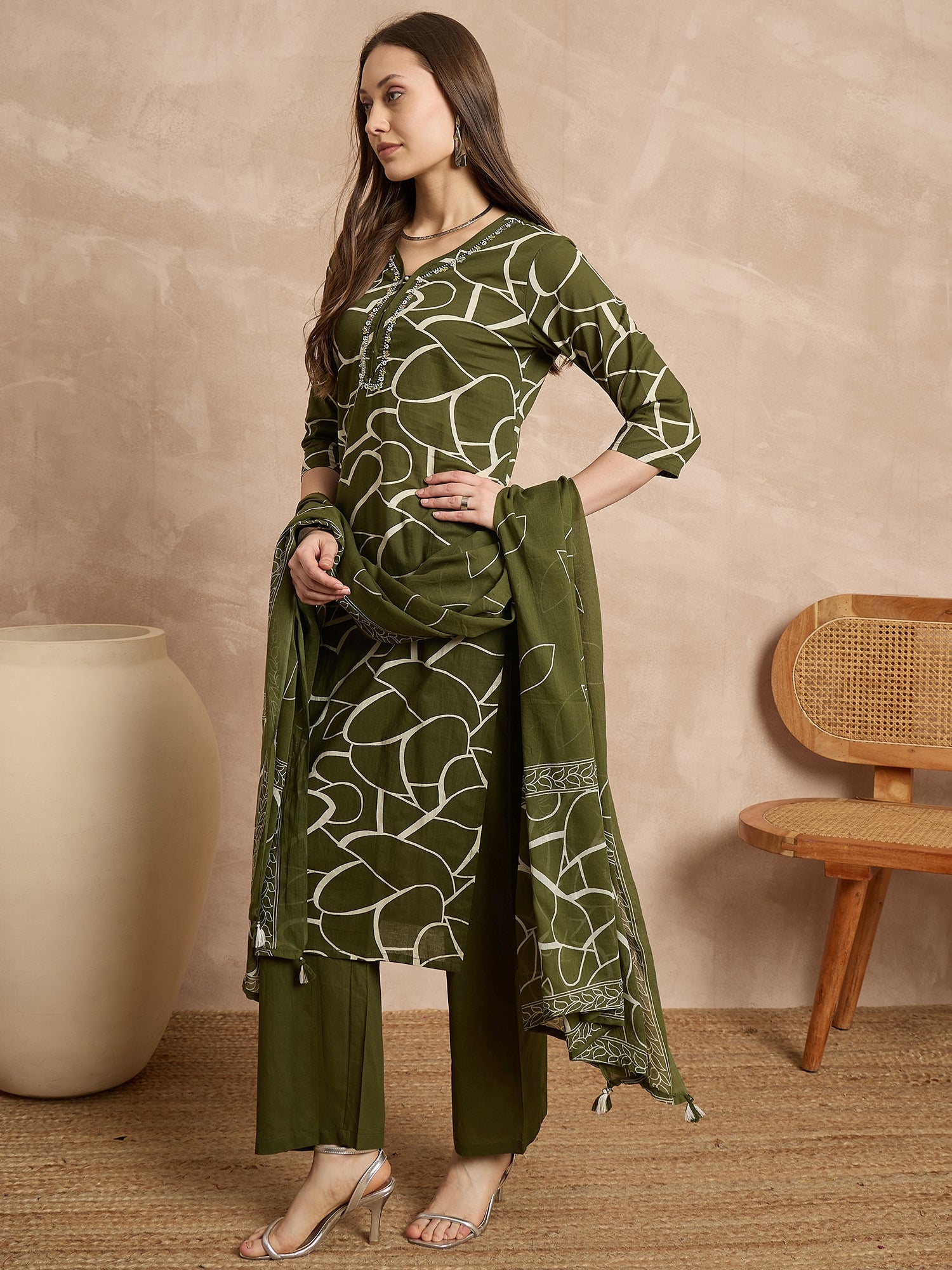 Women Printed Regular Thread Work Pure Cotton Kurta with Trousers & With Dupatta