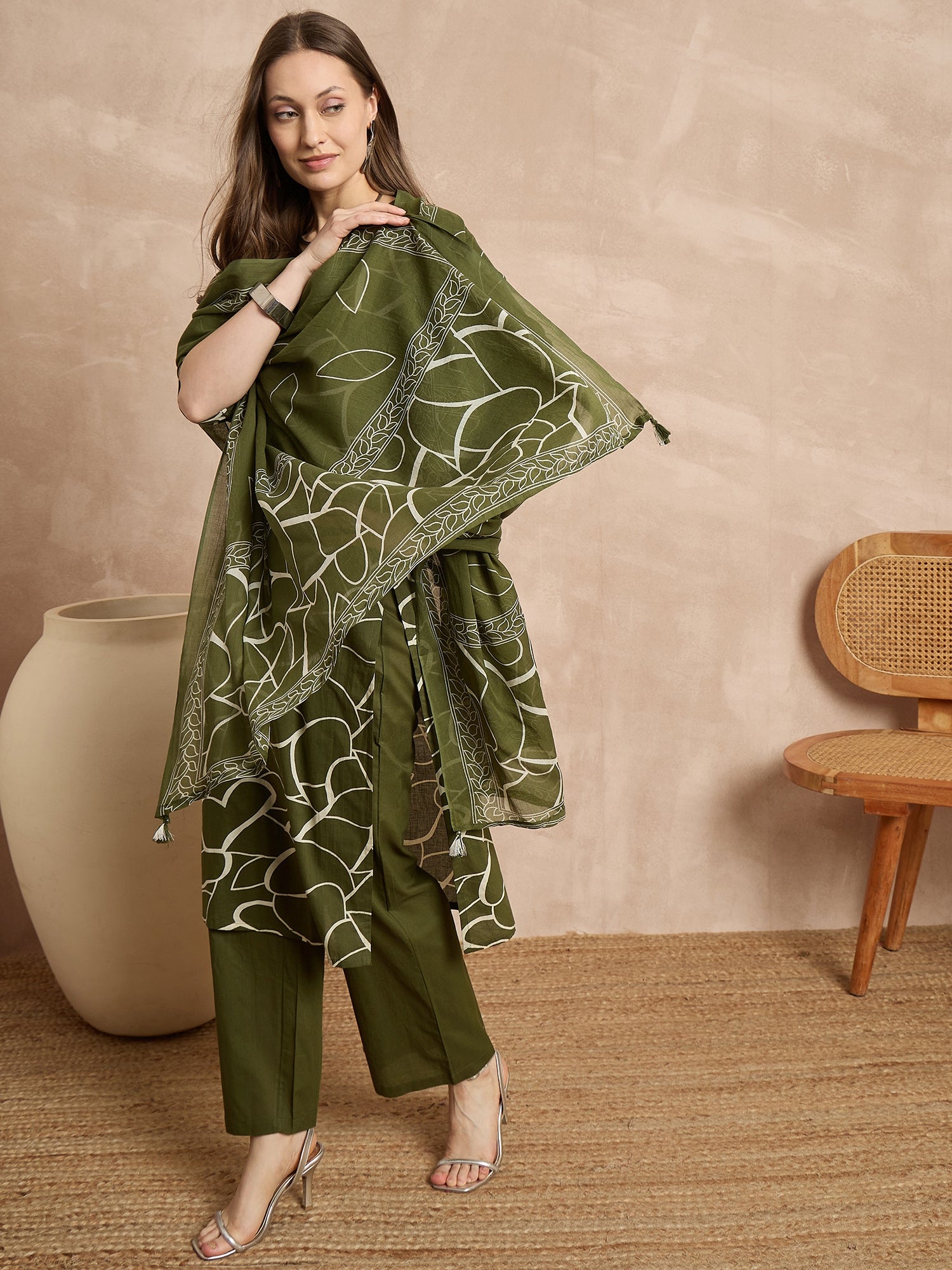 Women Printed Regular Thread Work Pure Cotton Kurta with Trousers & With Dupatta