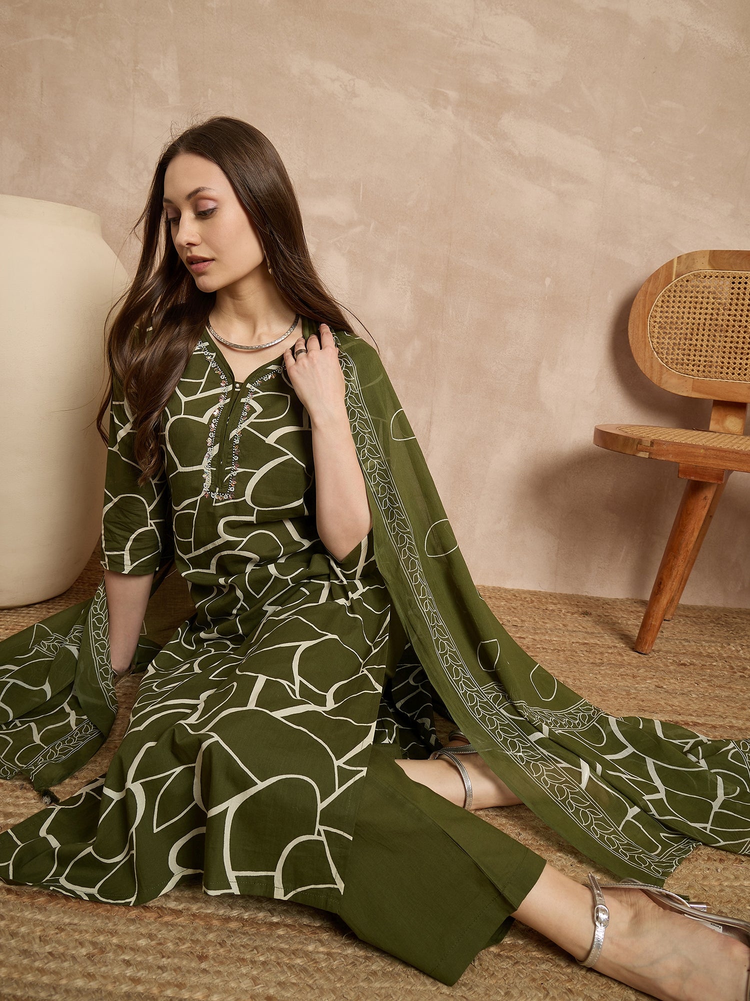Women Printed Regular Thread Work Pure Cotton Kurta with Trousers & With Dupatta