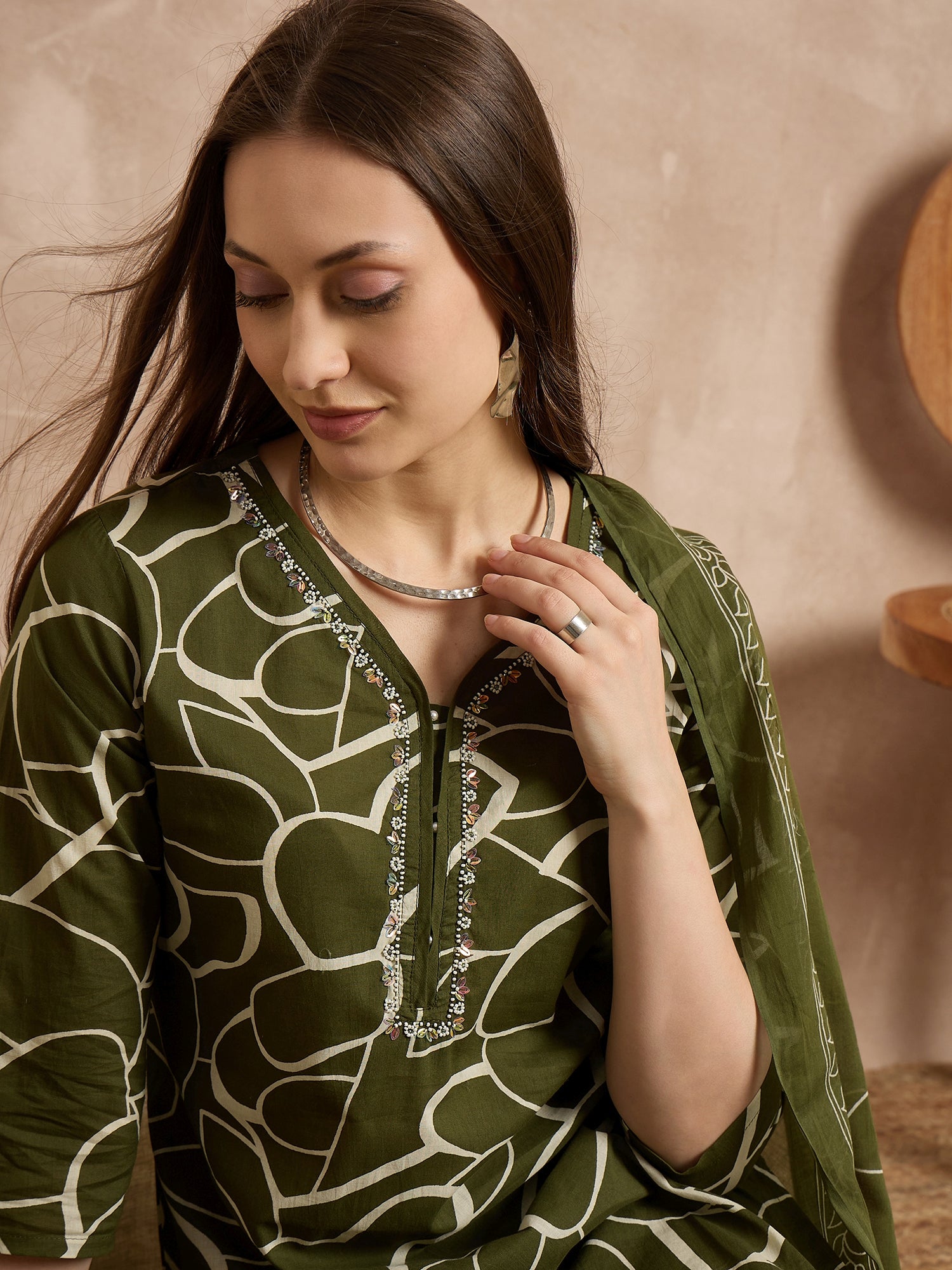 Women Printed Regular Thread Work Pure Cotton Kurta with Trousers & With Dupatta
