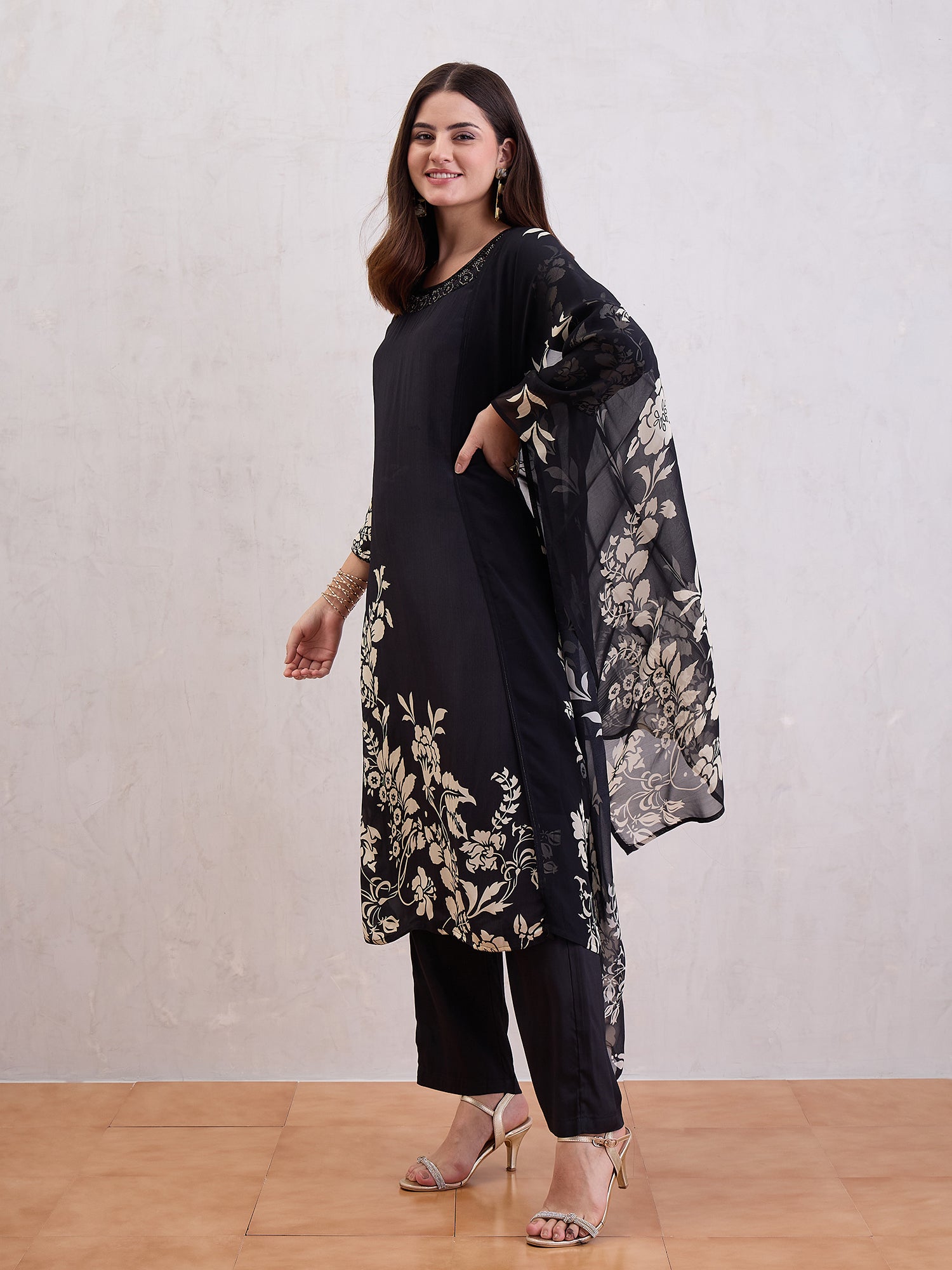 Women Floral Printed Kurta with Trouser & Dupatta