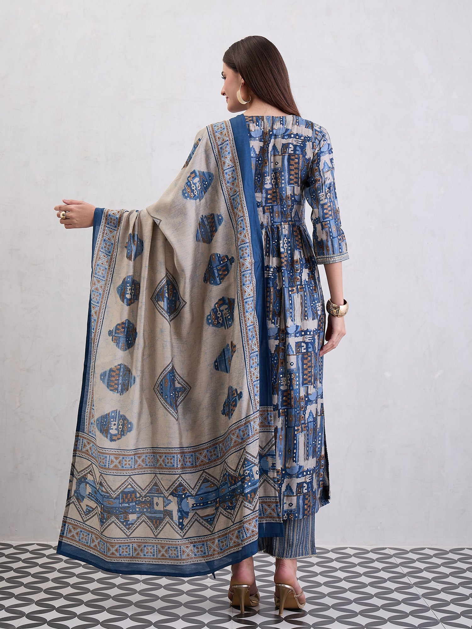 Women Floral Printed Kurta with Trousers & Dupatta