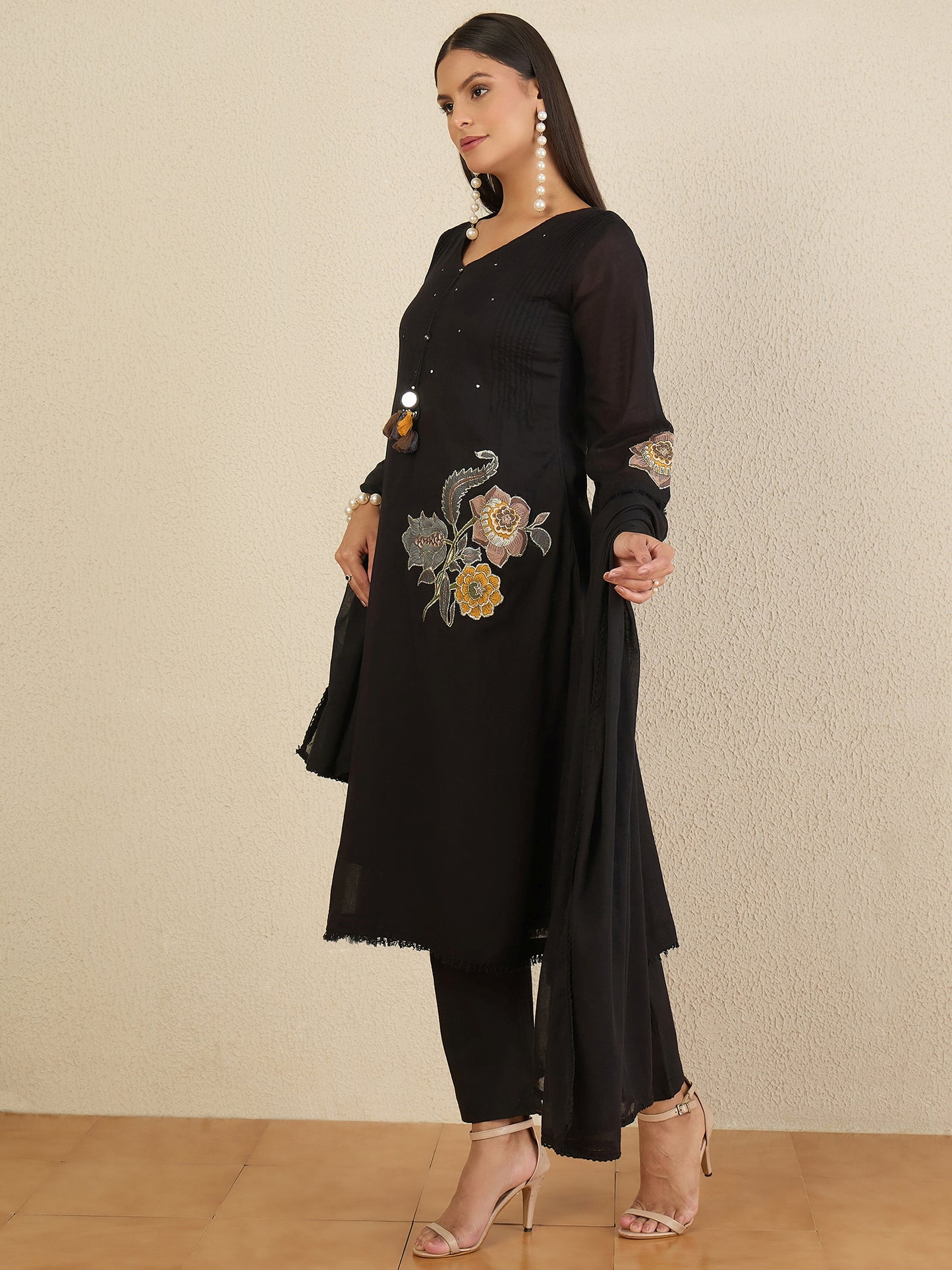 Women Floral Embroidered Regular Thread Work Kurta with Trousers & With Dupatta