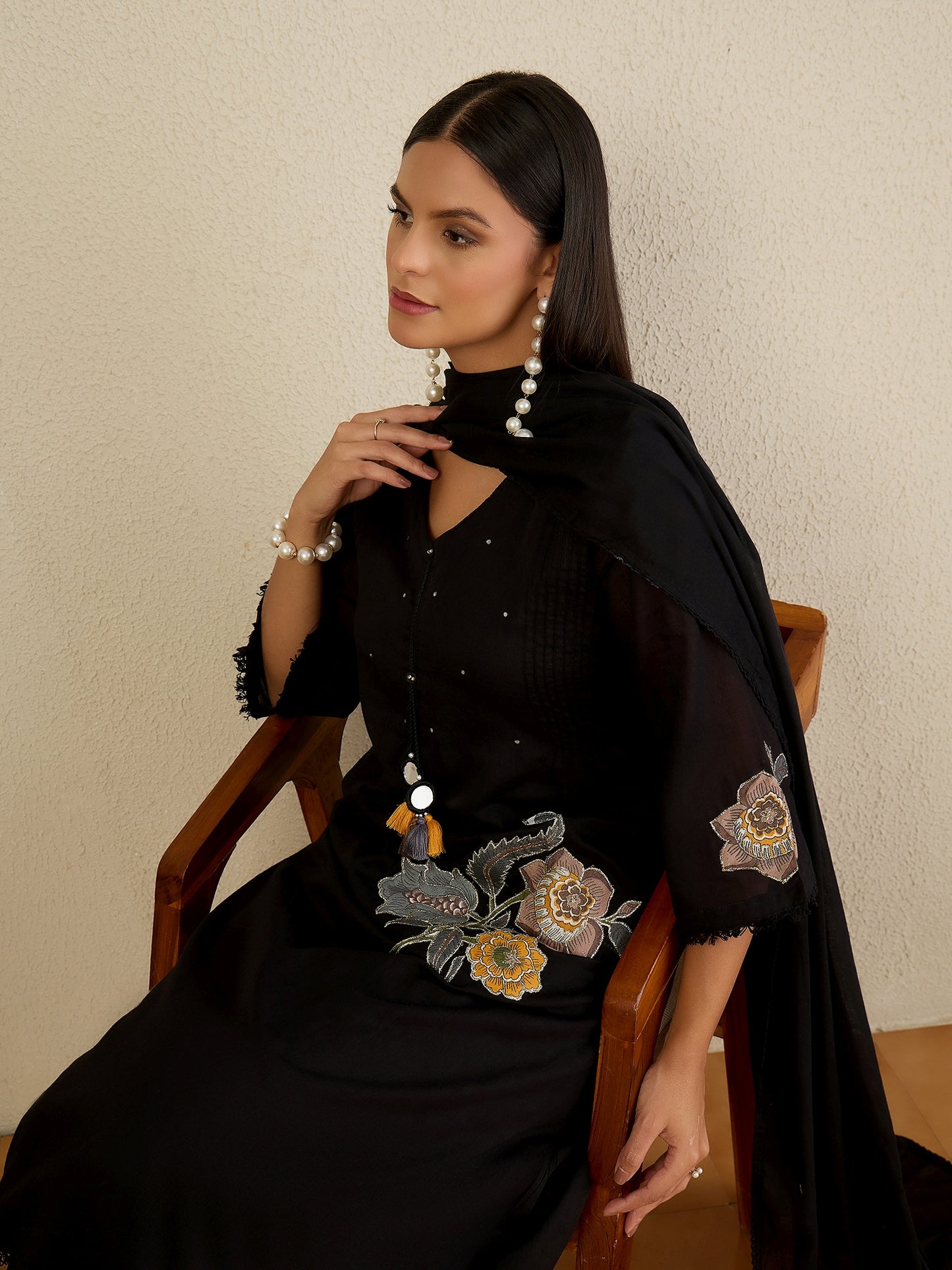 Women Floral Embroidered Regular Thread Work Kurta with Trousers & With Dupatta