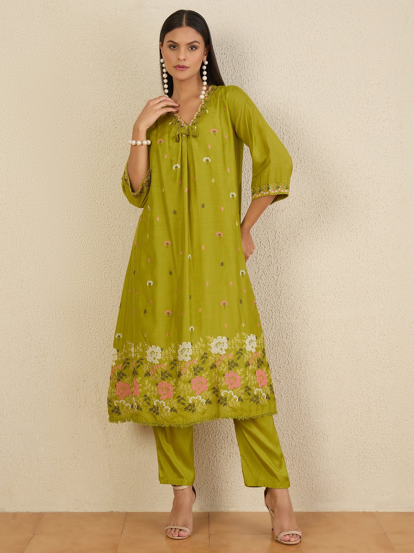 Women Floral Embroidered Regular Thread Work Kurta with Trousers & With Dupatta