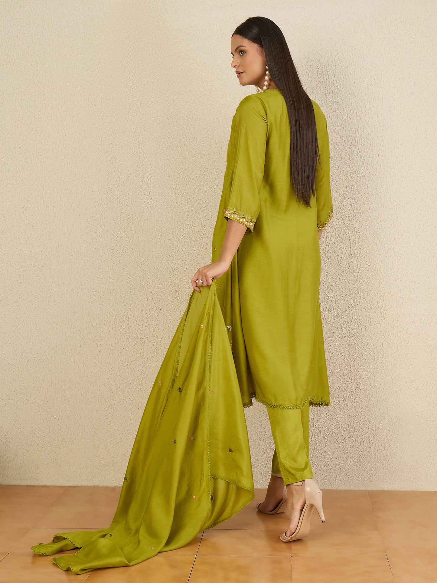 Women Floral Embroidered Regular Thread Work Kurta with Trousers & With Dupatta