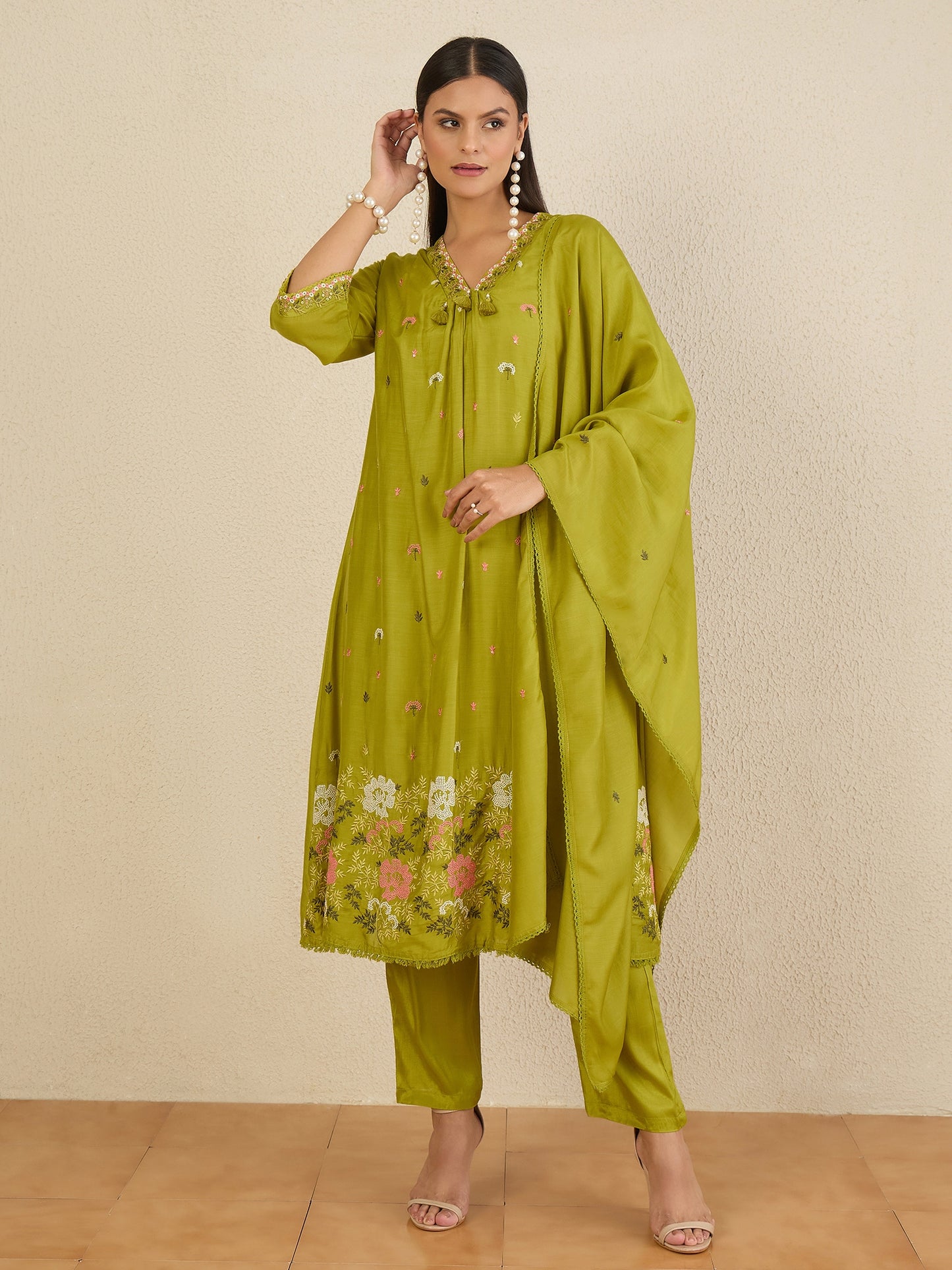 Women Floral Embroidered Regular Thread Work Kurta with Trousers & With Dupatta