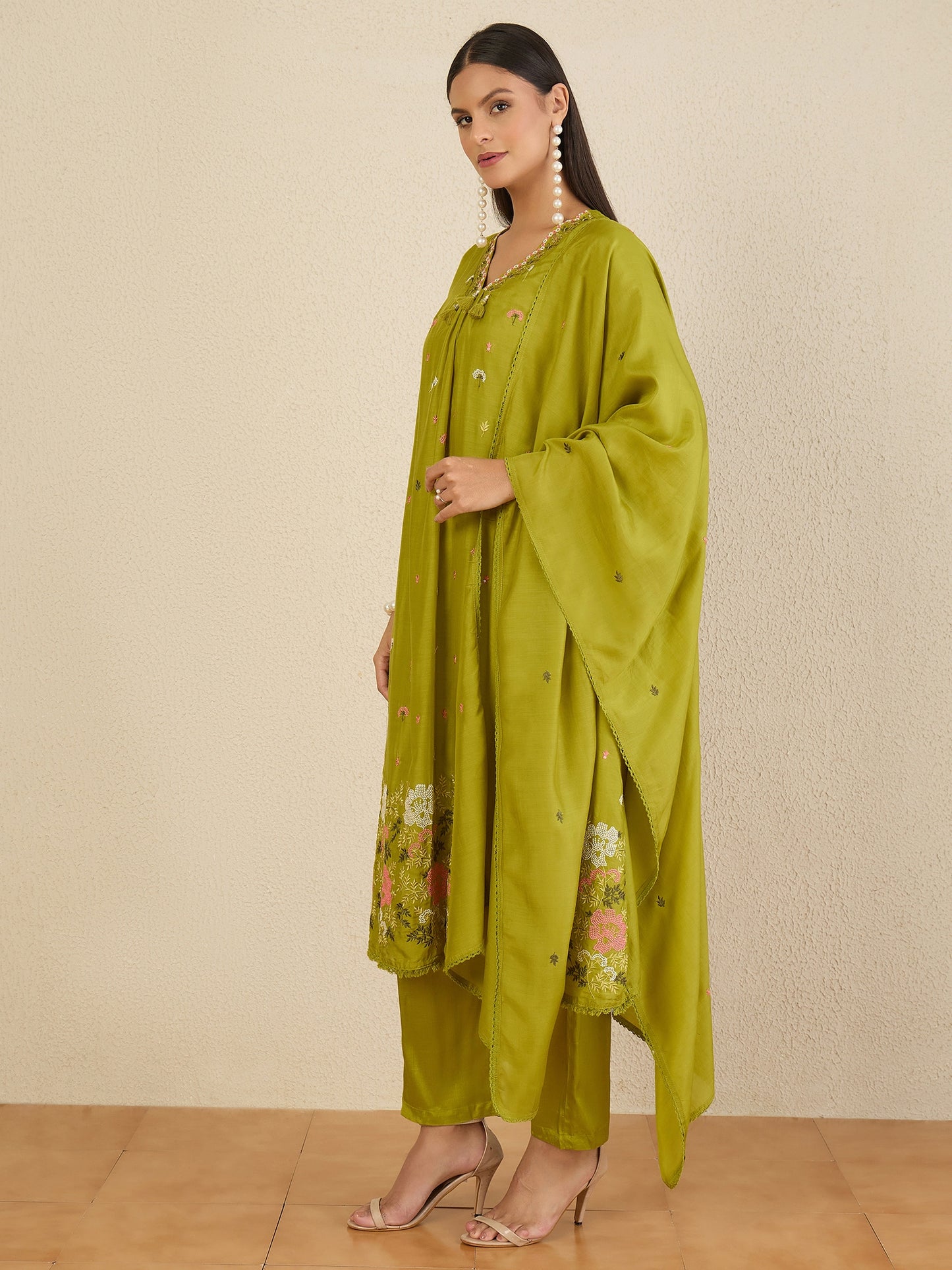 Women Floral Embroidered Regular Thread Work Kurta with Trousers & With Dupatta