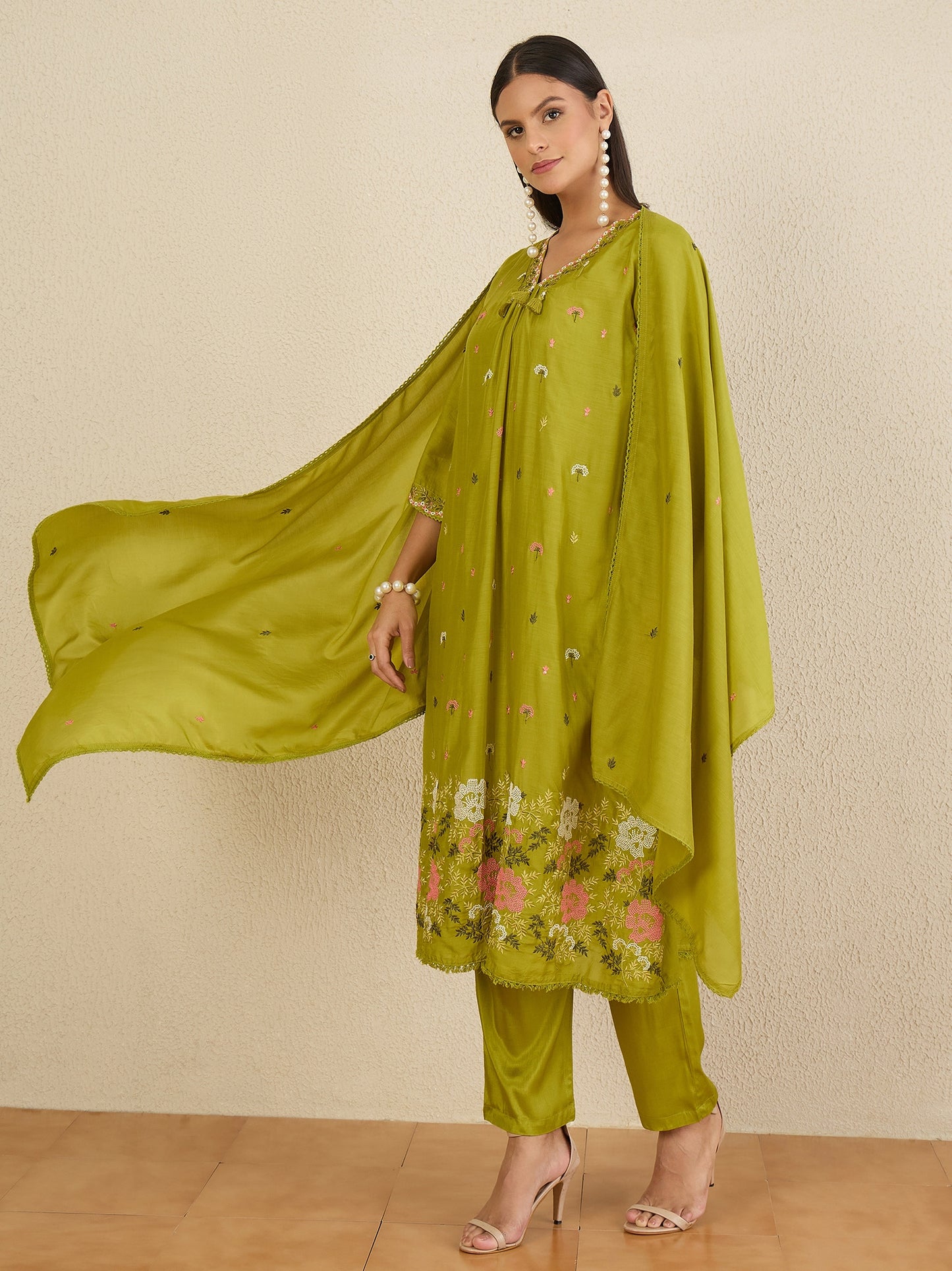 Women Floral Embroidered Regular Thread Work Kurta with Trousers & With Dupatta