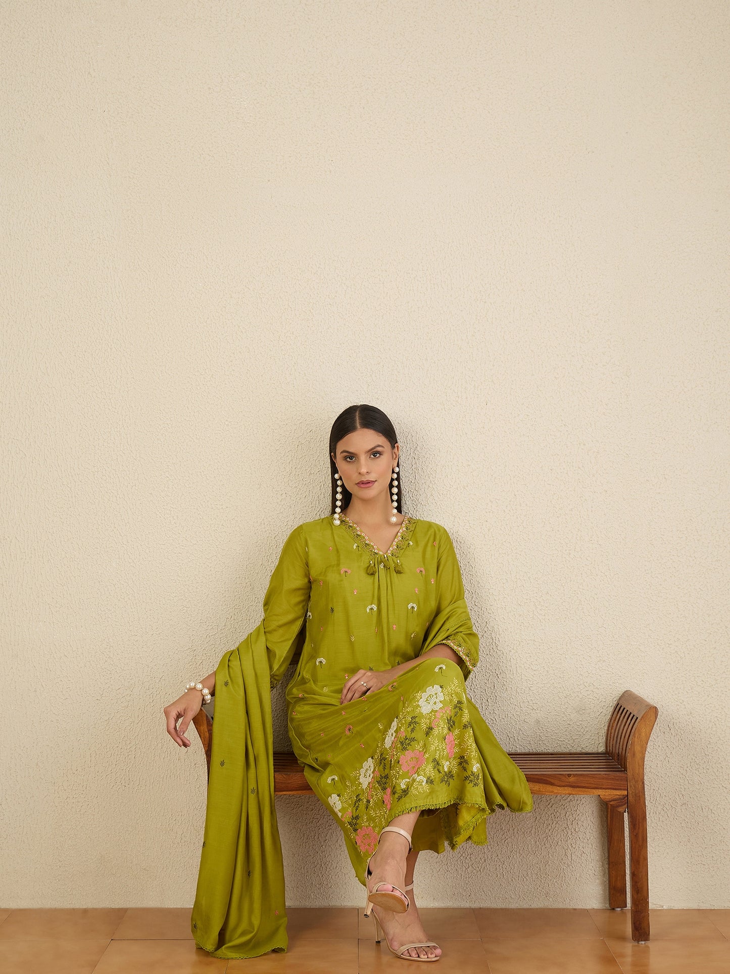 Women Floral Embroidered Regular Thread Work Kurta with Trousers & With Dupatta