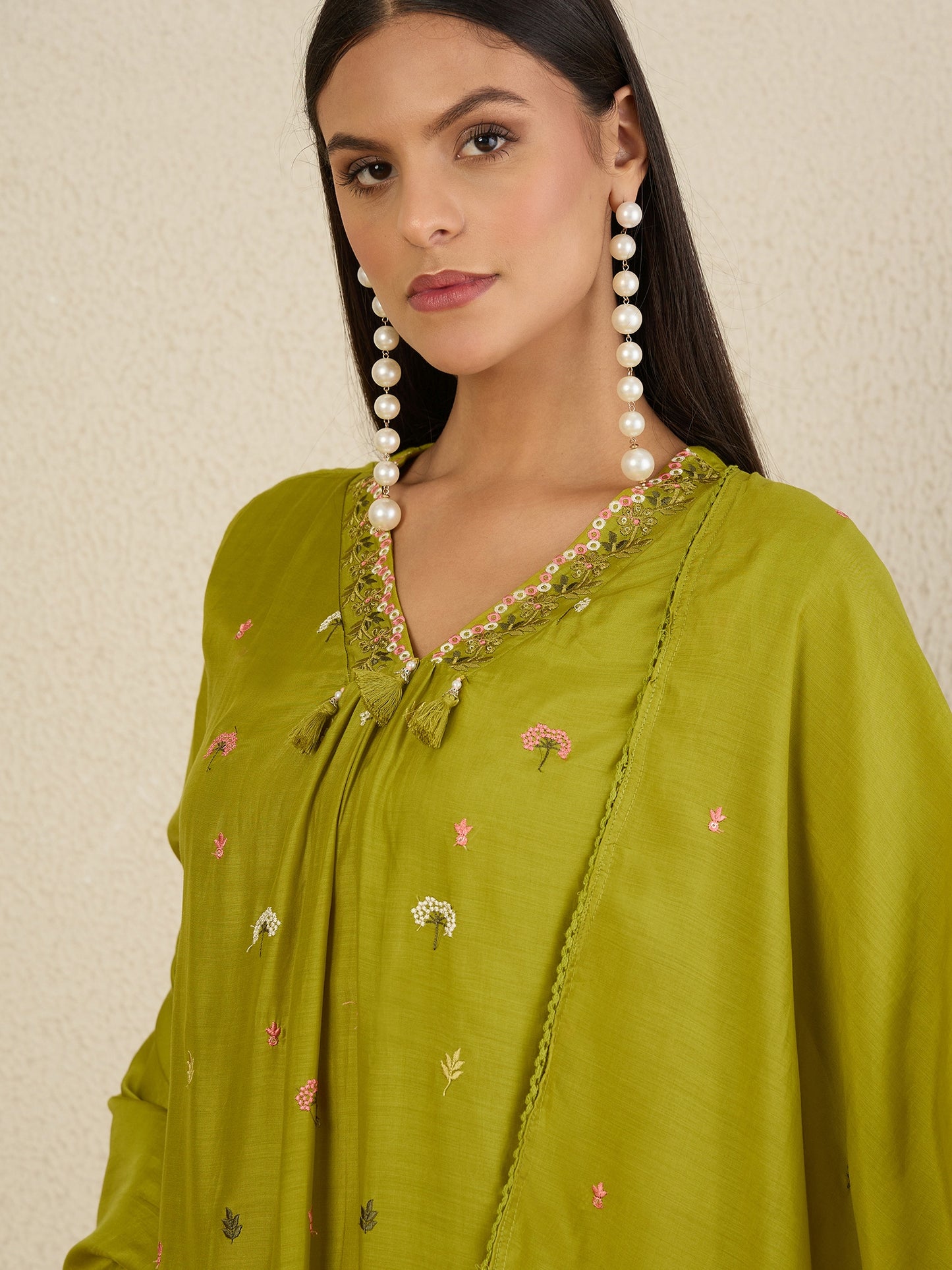 Women Floral Embroidered Regular Thread Work Kurta with Trousers & With Dupatta