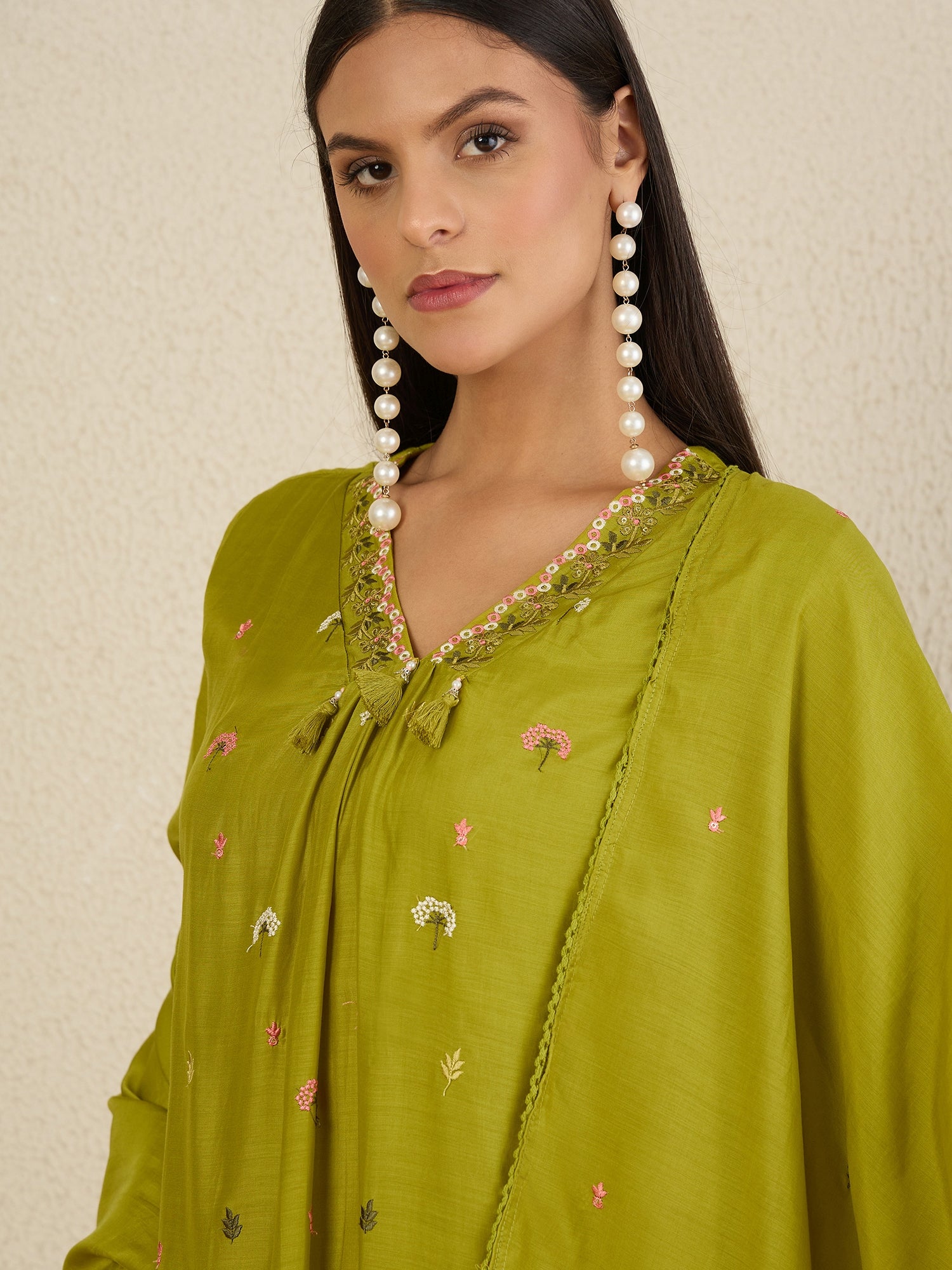 Women Floral Embroidered Regular Thread Work Kurta with Trousers & With Dupatta