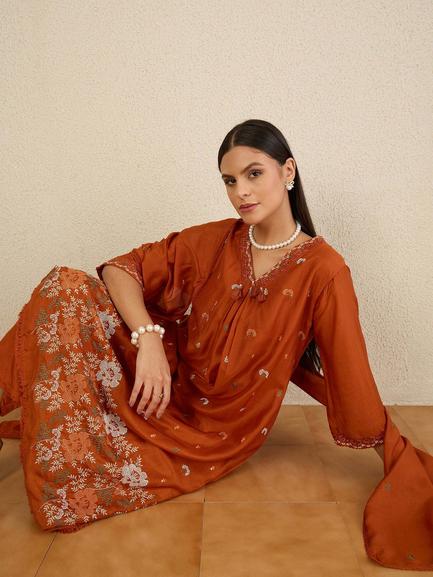 Women Floral Embroidered Regular Thread Work Kurta with Trousers & With Dupatta