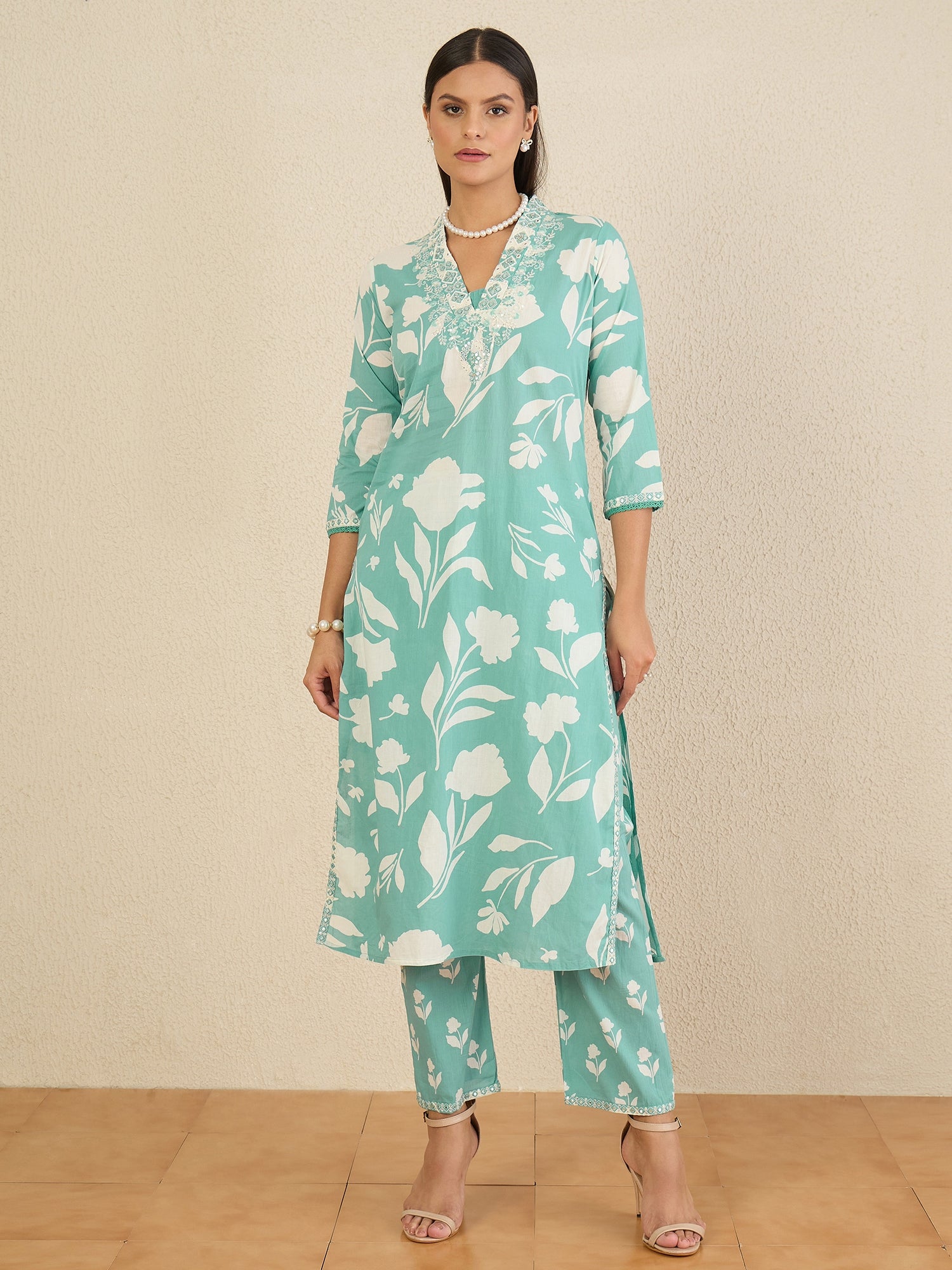 Women Floral Printed Regular Thread Work Pure Cotton Kurta with Trousers & With Dupatta