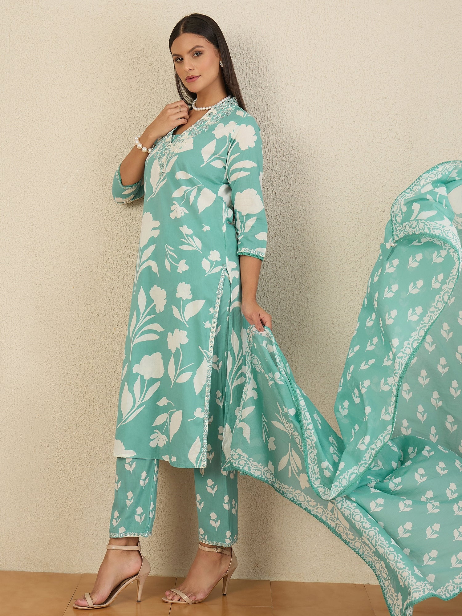 Women Floral Printed Regular Thread Work Pure Cotton Kurta with Trousers & With Dupatta