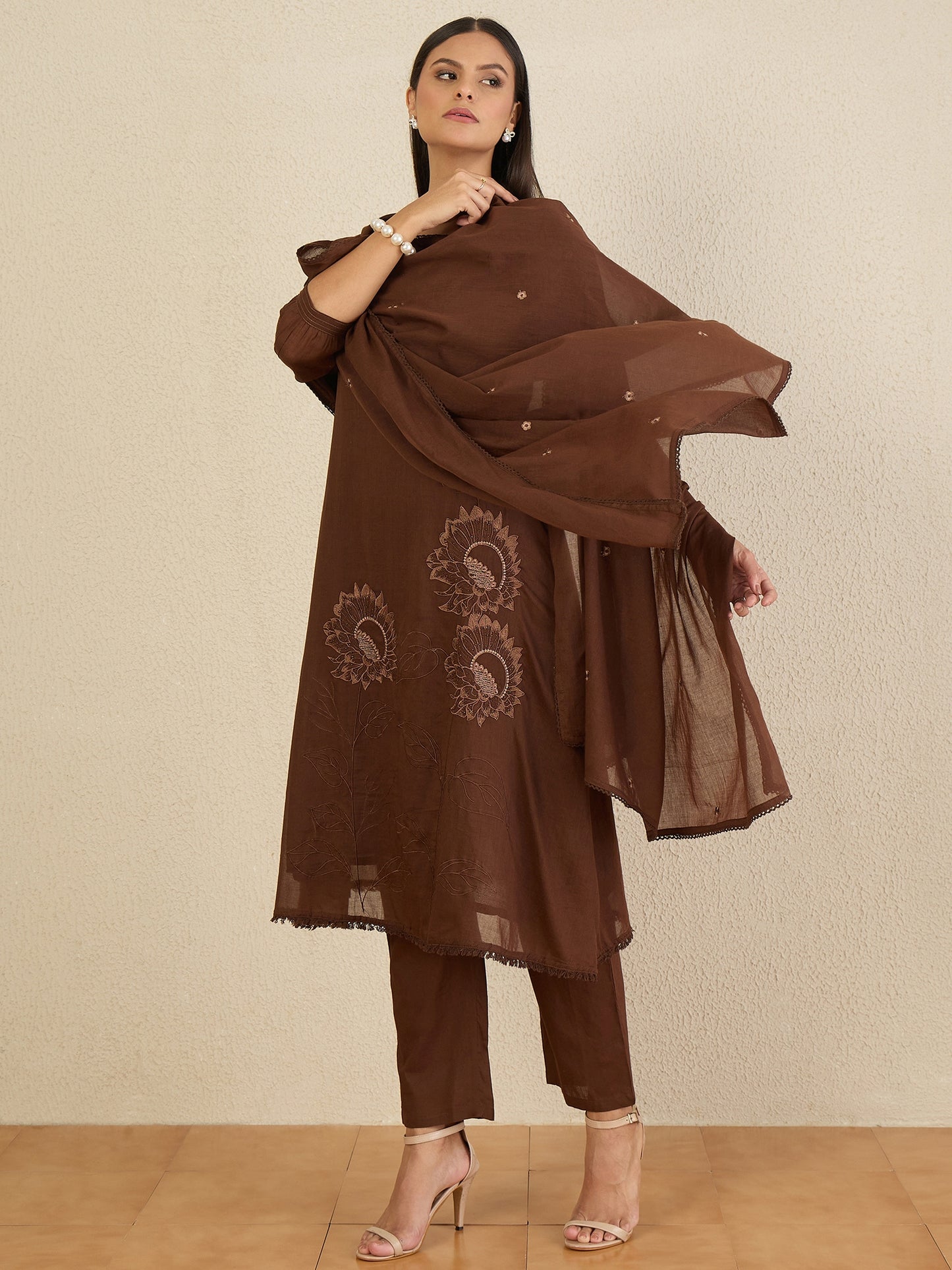 Women Floral Embroidered Regular Thread Work Kurta with Trousers & With Dupatta