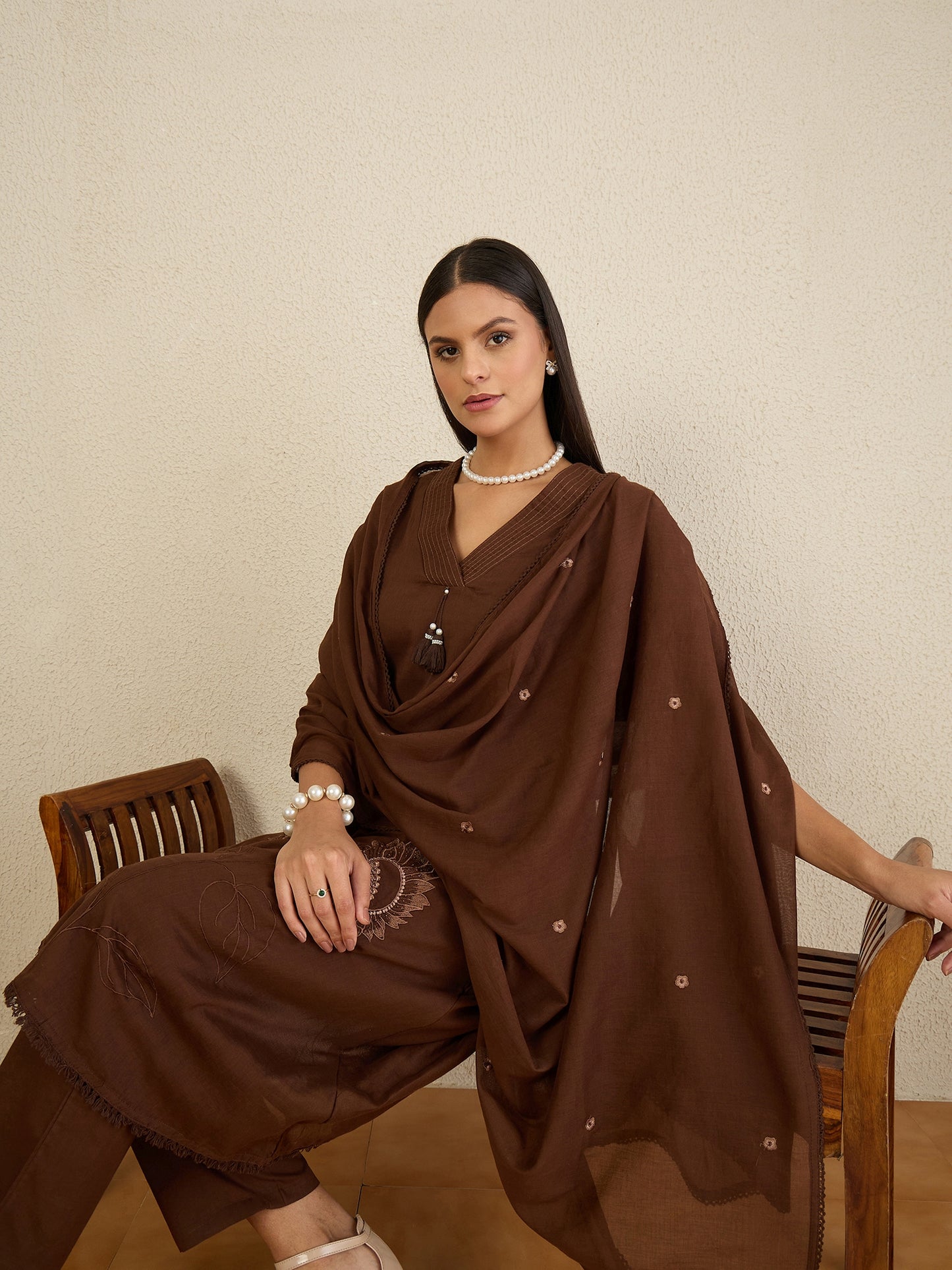 Women Floral Embroidered Regular Thread Work Kurta with Trousers & With Dupatta