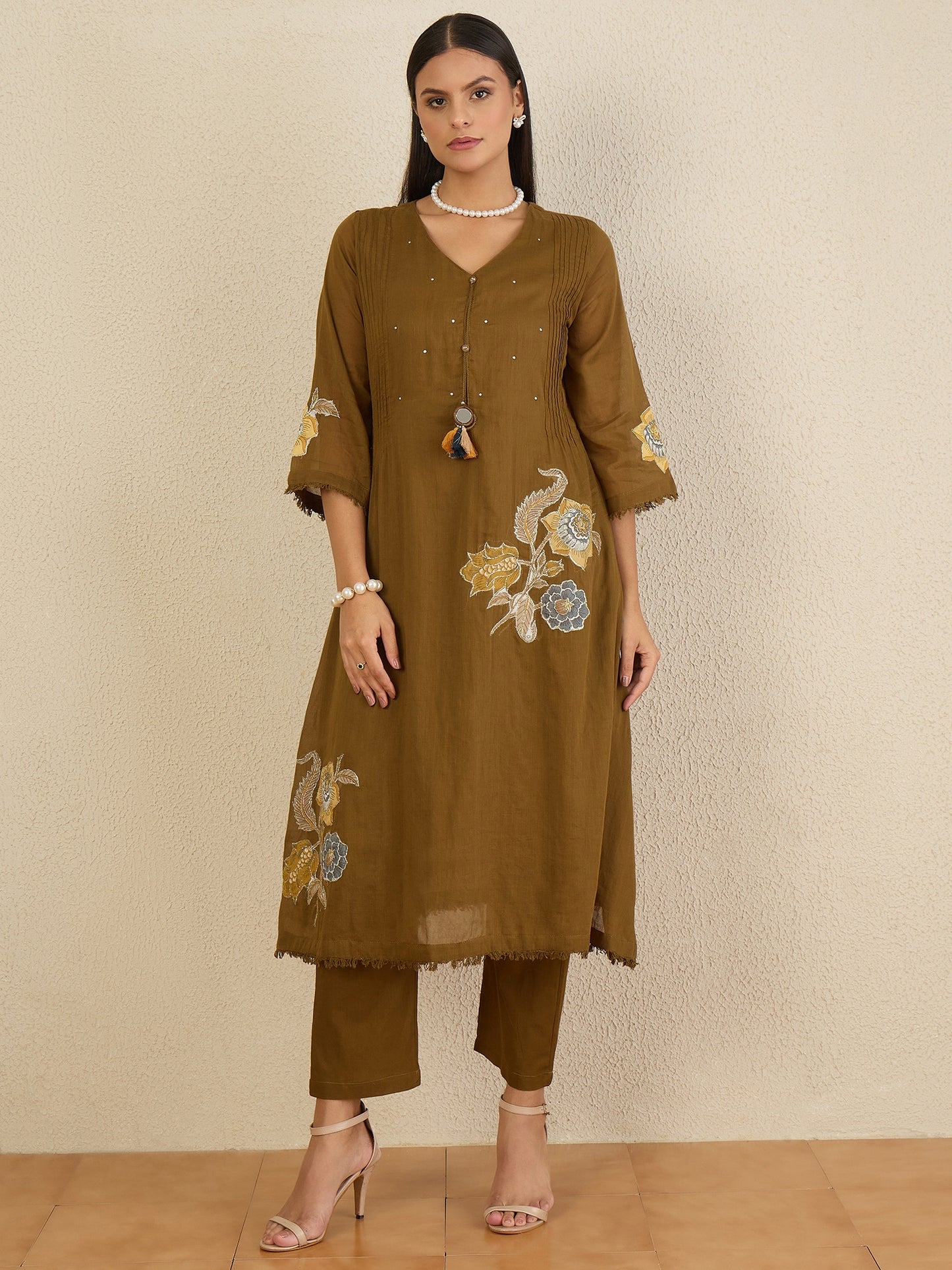 Women Floral Embroidered Regular Thread Work Kurta with Trousers & With Dupatta