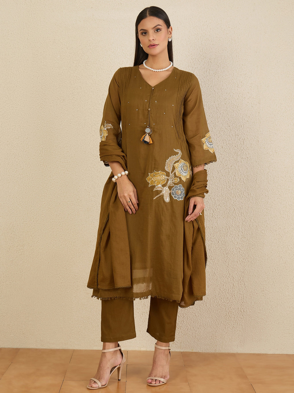 Women Floral Embroidered Regular Thread Work Kurta with Trousers & With Dupatta