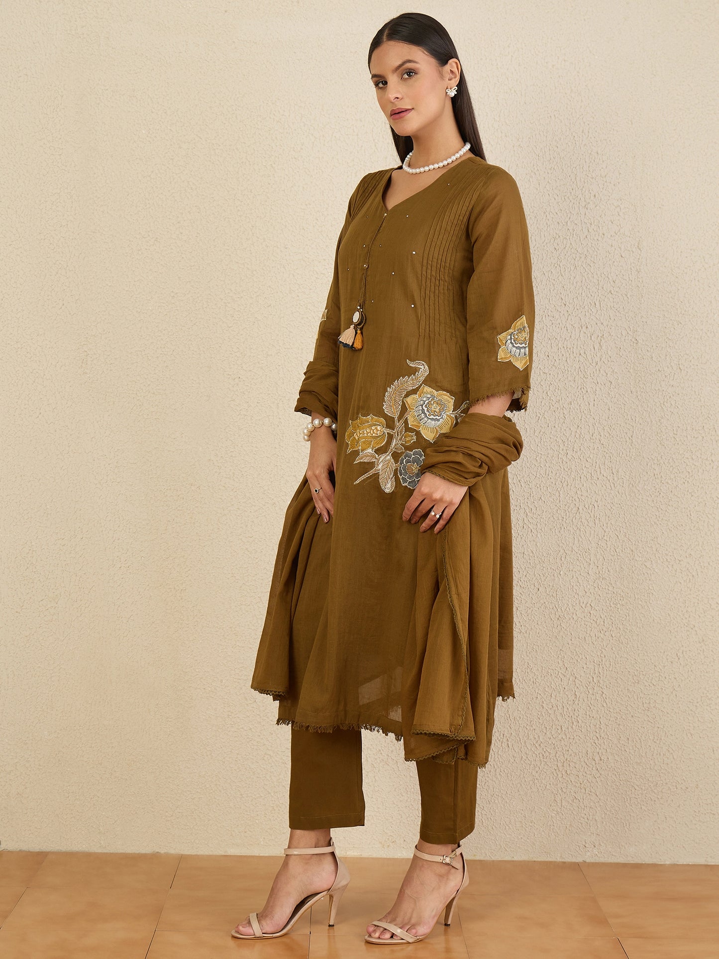 Women Floral Embroidered Regular Thread Work Kurta with Trousers & With Dupatta