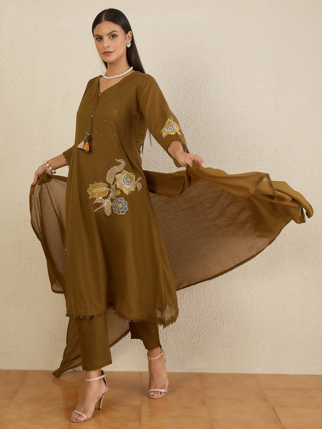 Women Floral Embroidered Regular Thread Work Kurta with Trousers & With Dupatta