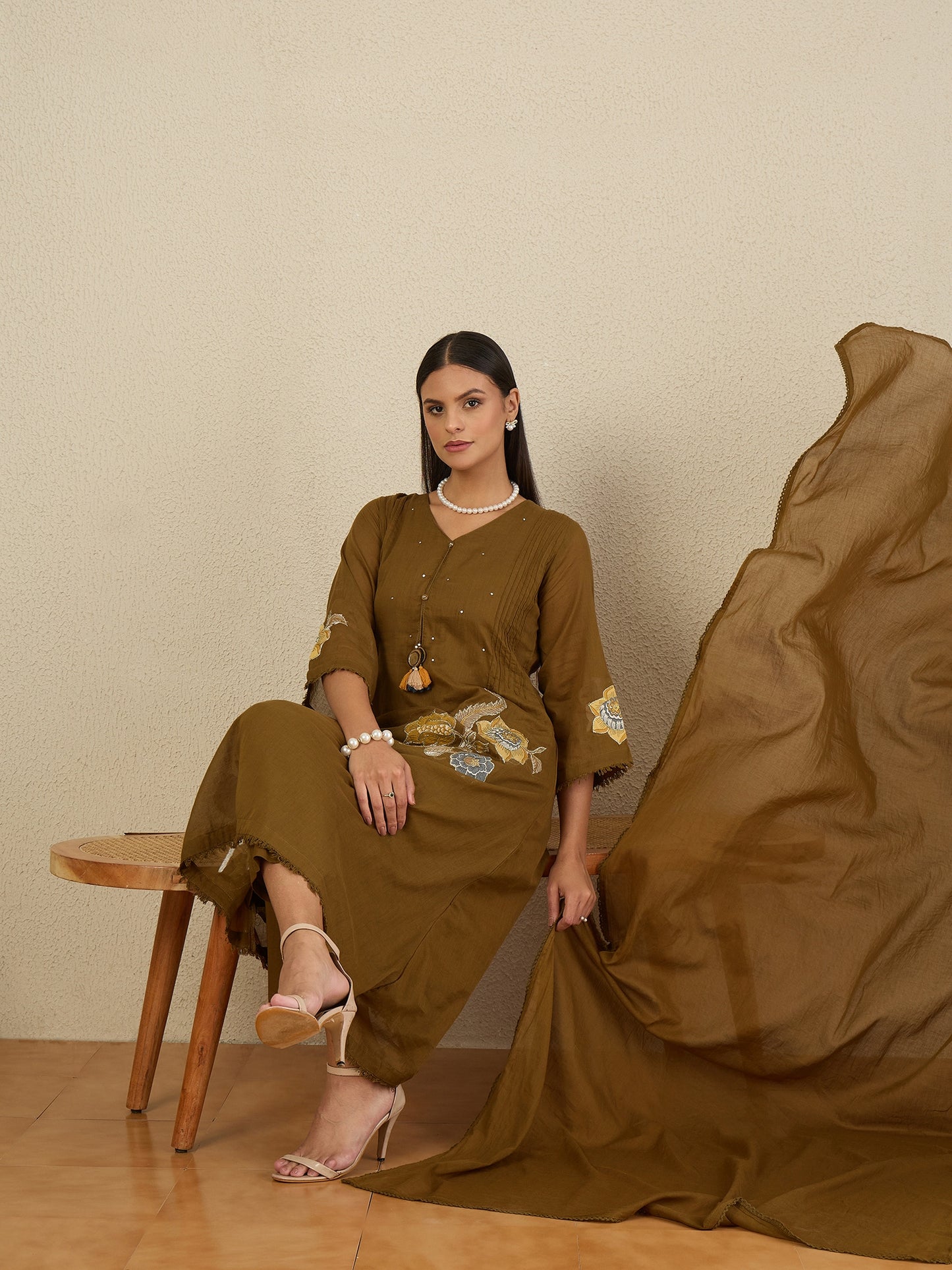 Women Floral Embroidered Regular Thread Work Kurta with Trousers & With Dupatta