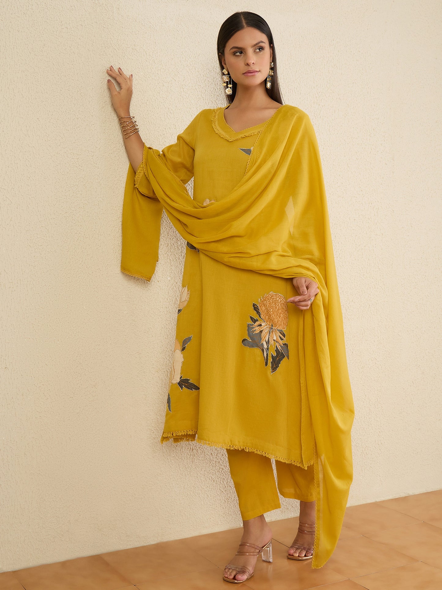 Women Floral Printed Regular Kurta with Trousers & With Dupatta