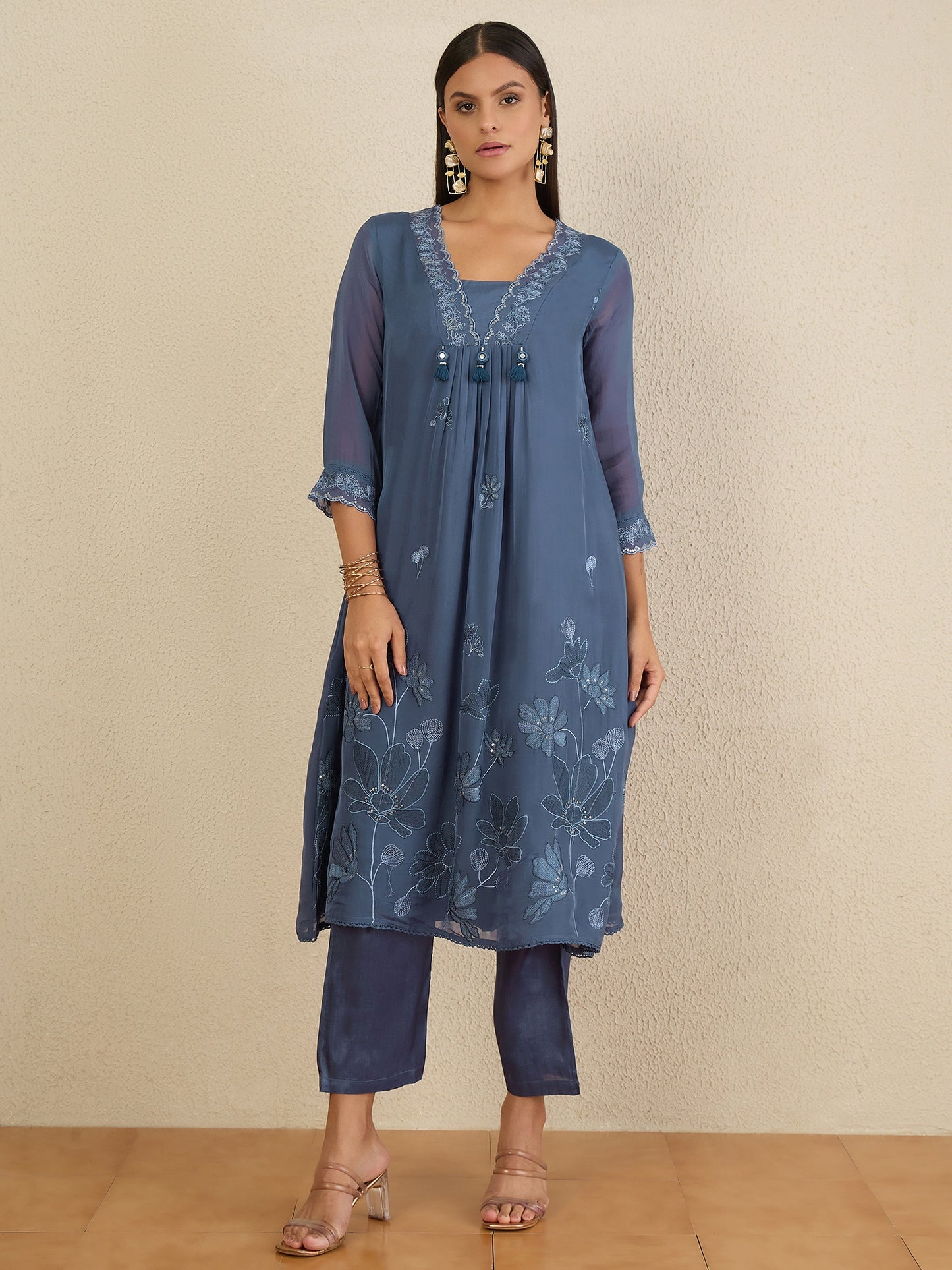 Women Floral Embroidered Regular Thread Work Kurta with Trousers & With Dupatta