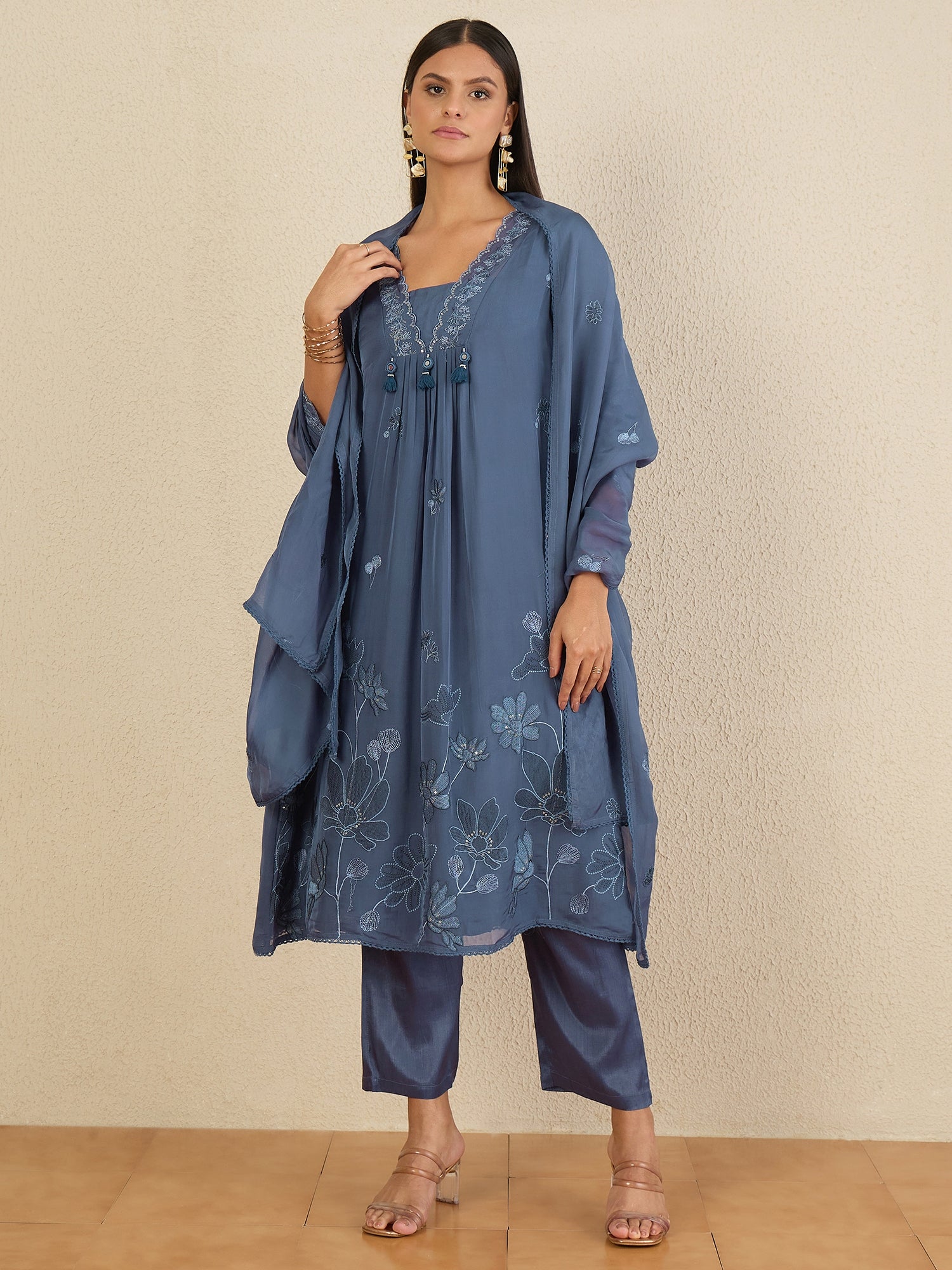 Women Floral Embroidered Regular Thread Work Kurta with Trousers & With Dupatta