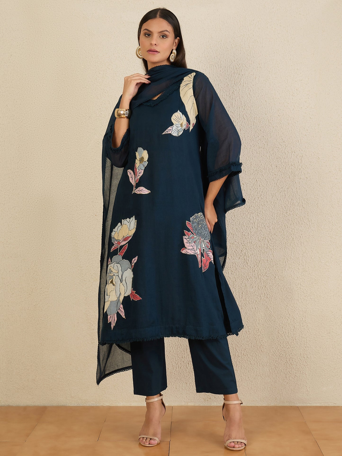 Women Floral Printed Regular Kurta with Trousers & With Dupatta