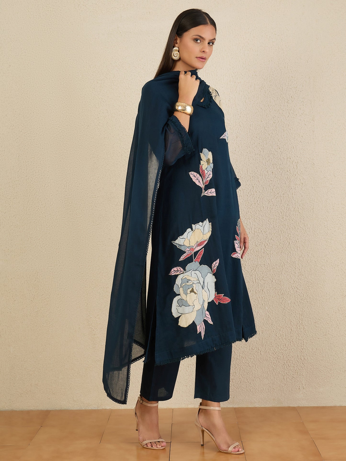 Women Floral Printed Regular Kurta with Trousers & With Dupatta