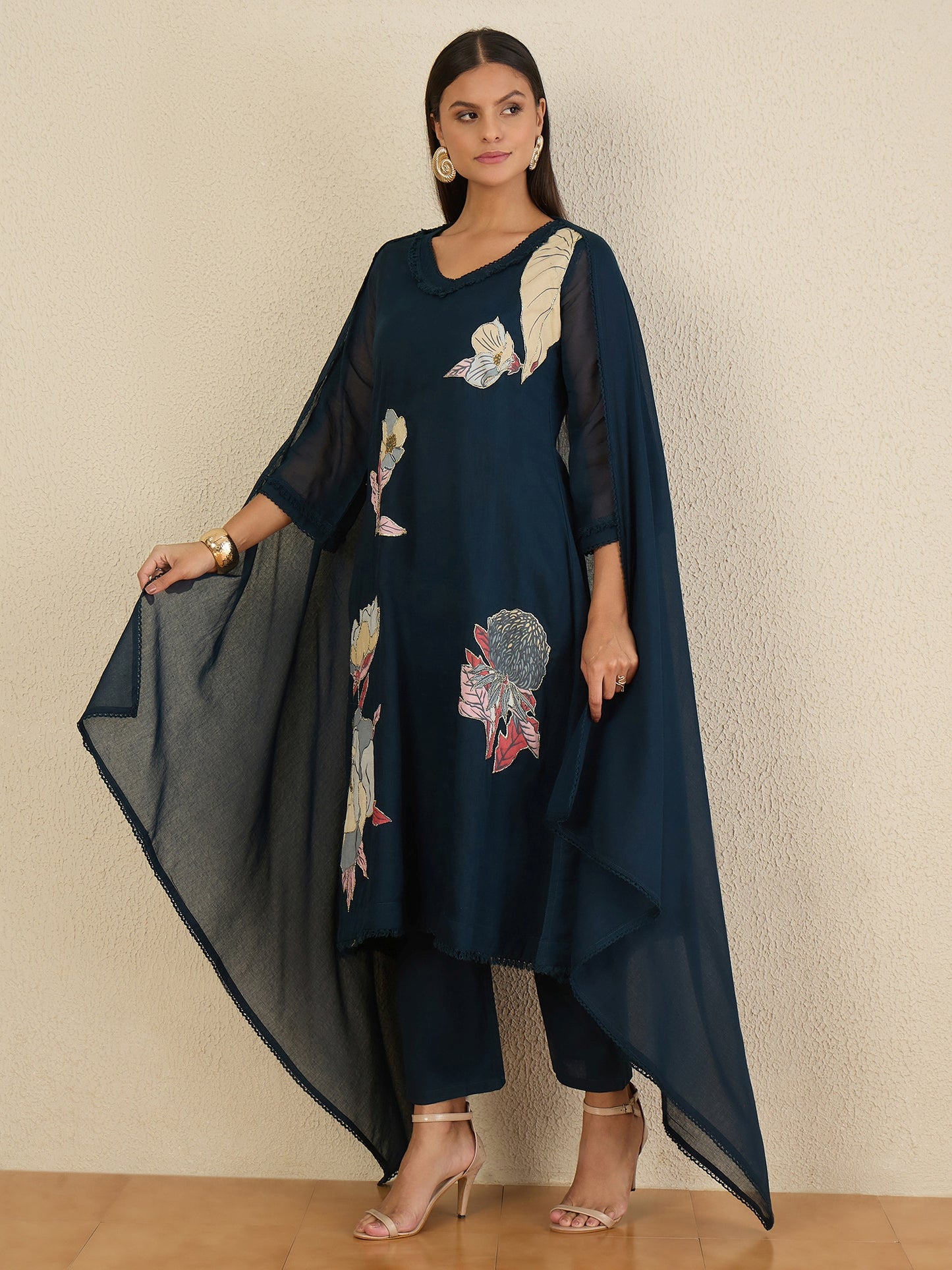 Women Floral Printed Regular Kurta with Trousers & With Dupatta