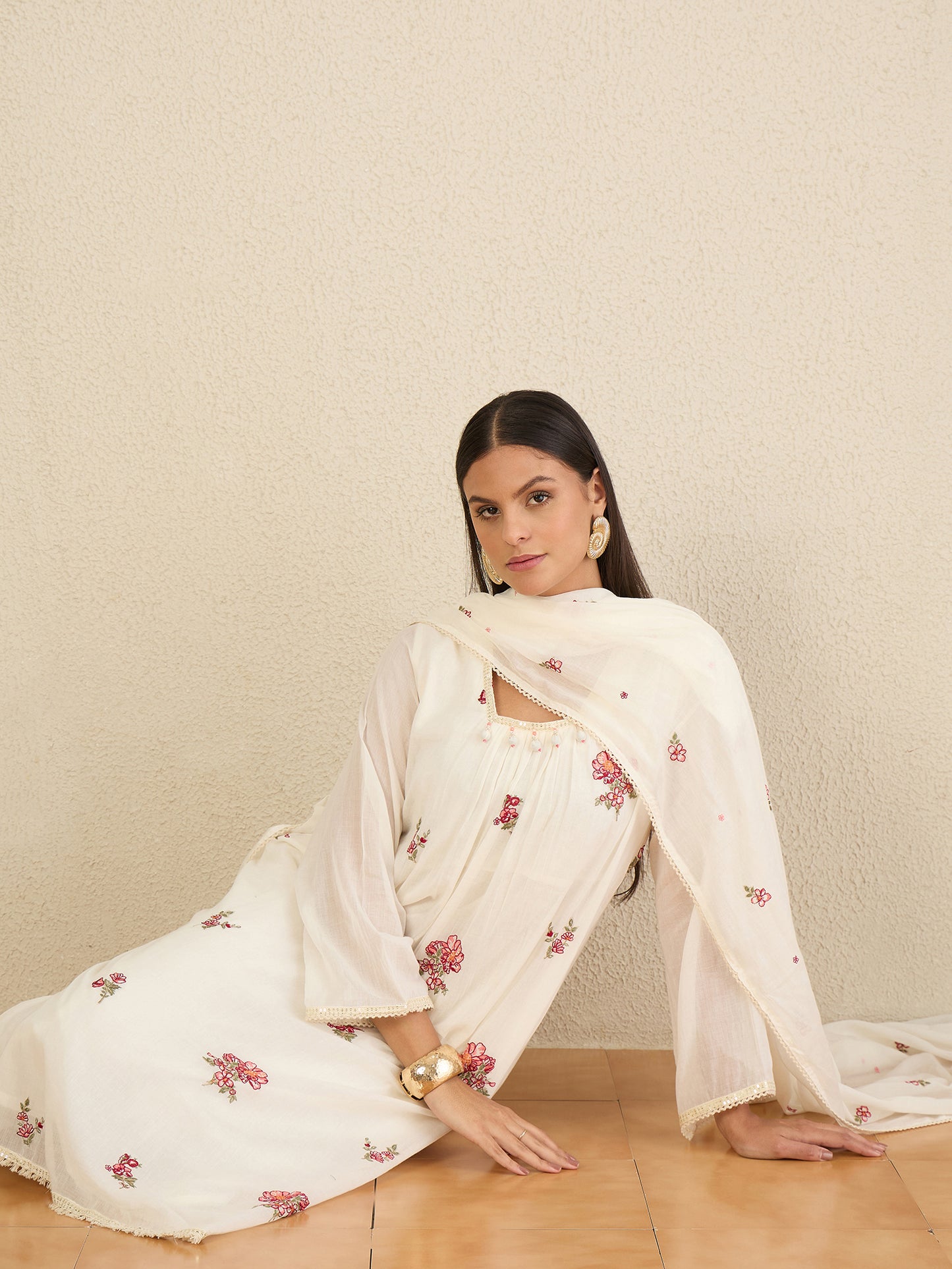 Women Floral Embroidered Regular Thread Work Kurta with Trousers & With Dupatta