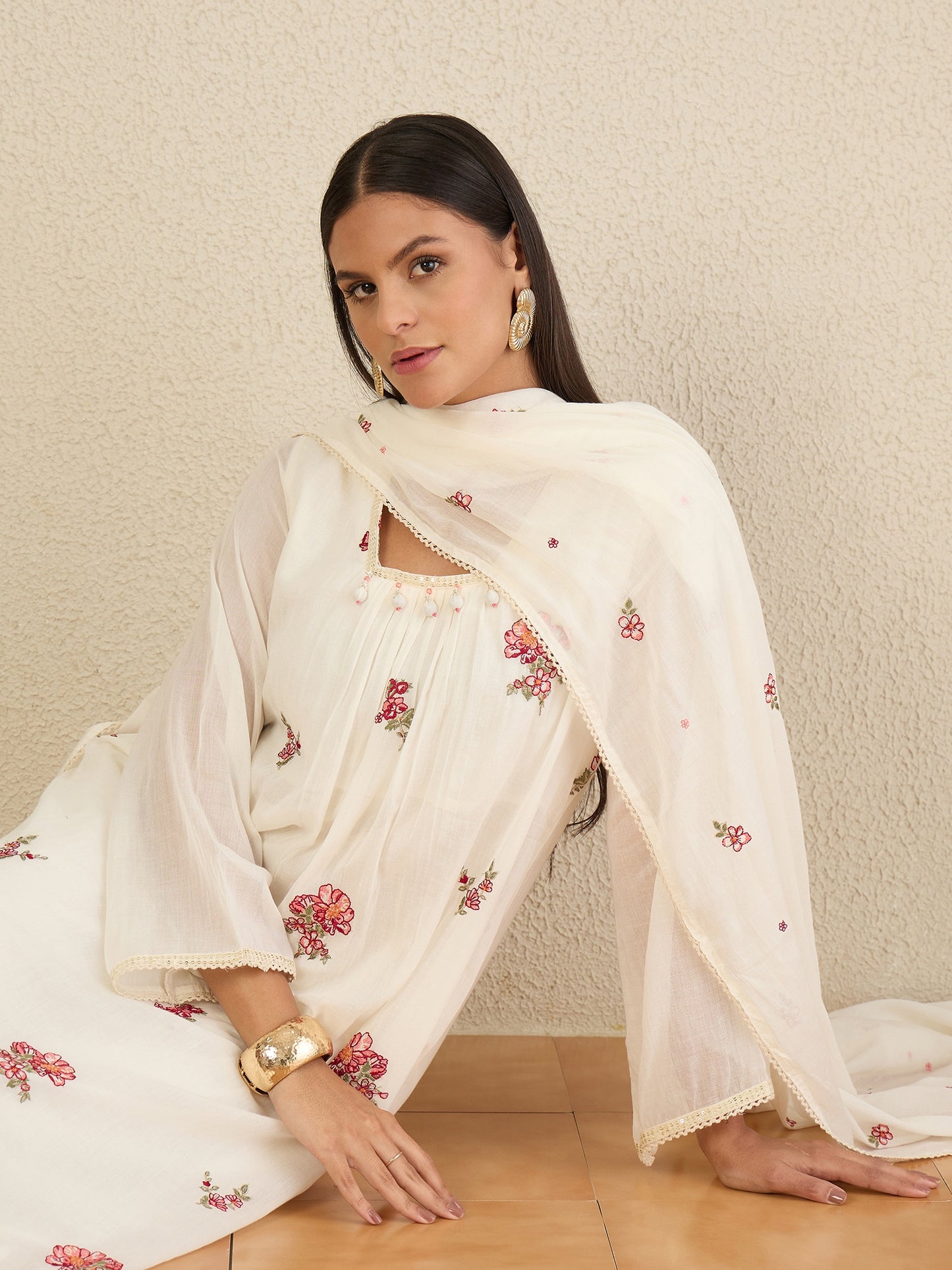 Women Floral Embroidered Regular Thread Work Kurta with Trousers & With Dupatta