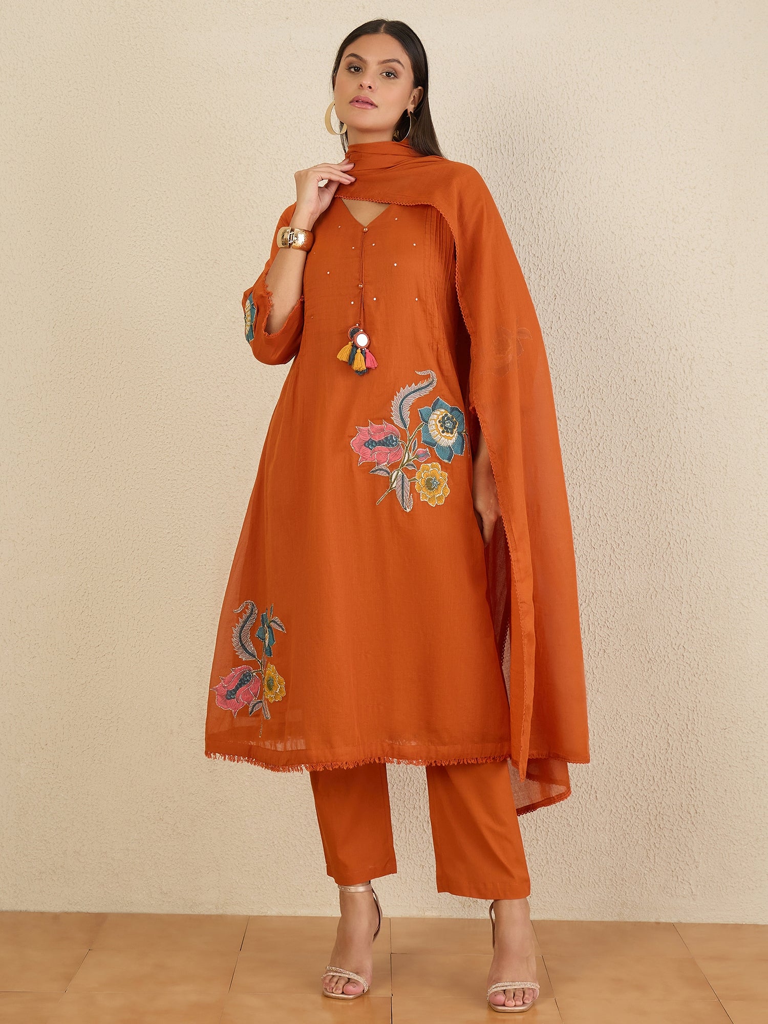 Women Floral Embroidered Regular Thread Work Kurta with Trousers & With Dupatta