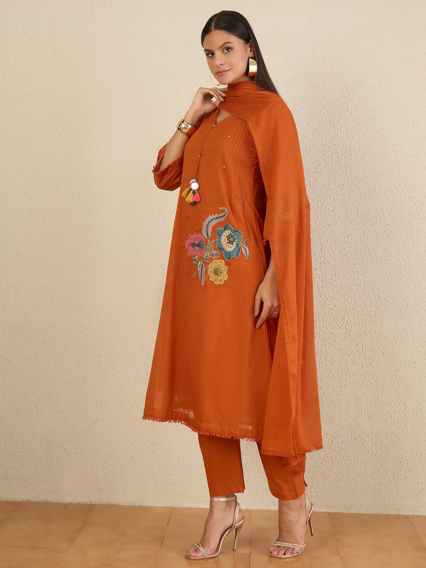 Women Floral Embroidered Regular Thread Work Kurta with Trousers & With Dupatta