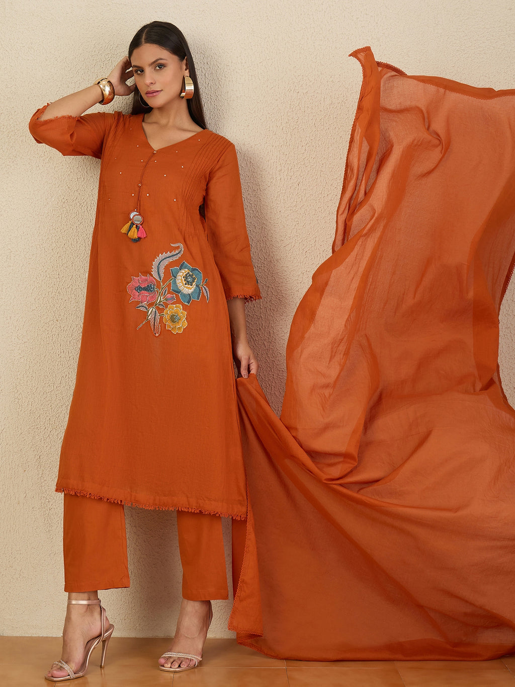 Women Floral Embroidered Regular Thread Work Kurta with Trousers & With Dupatta
