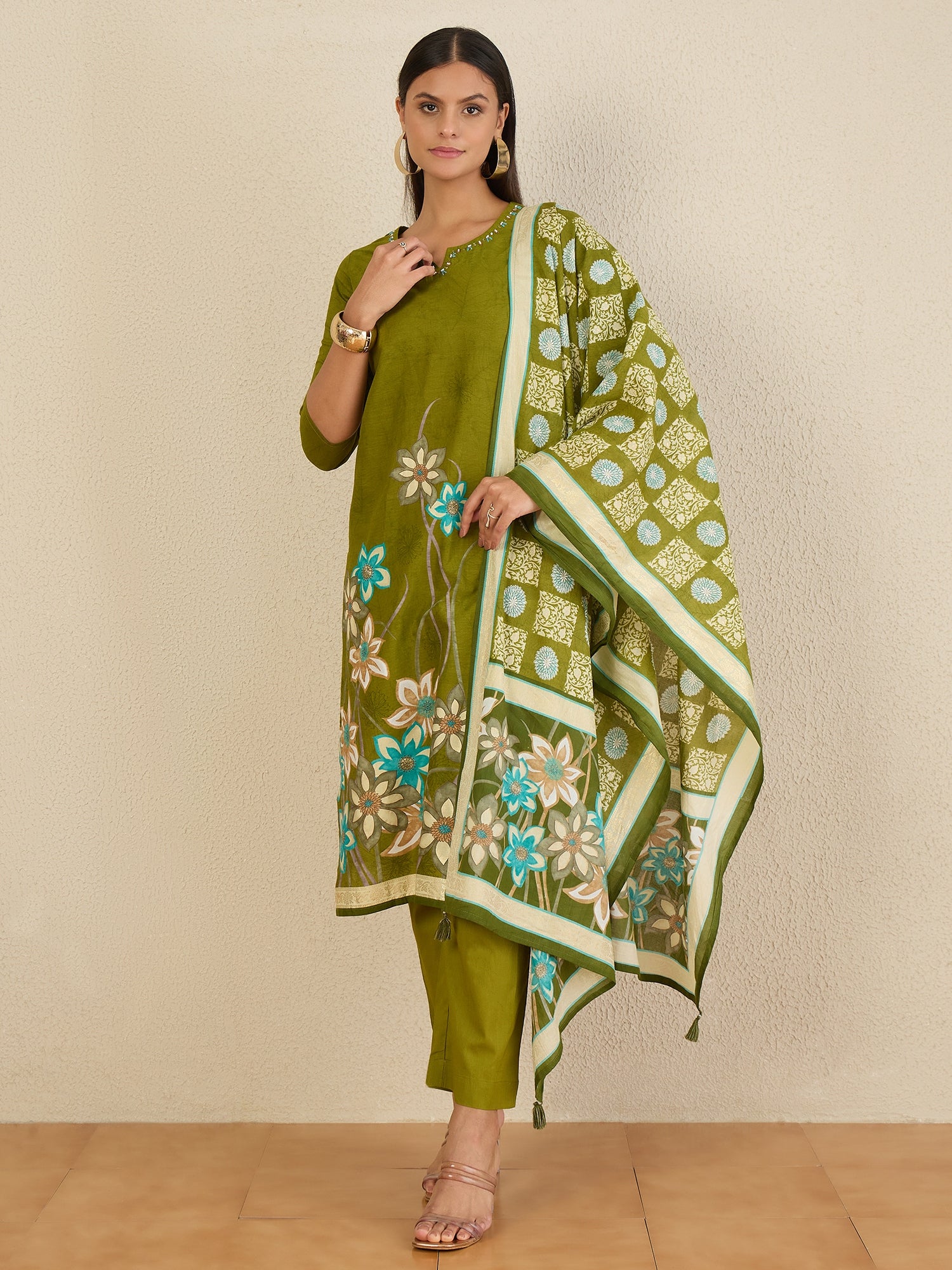 Women Floral Printed Regular Thread Work Pure Cotton Kurta with Trousers & With Dupatta