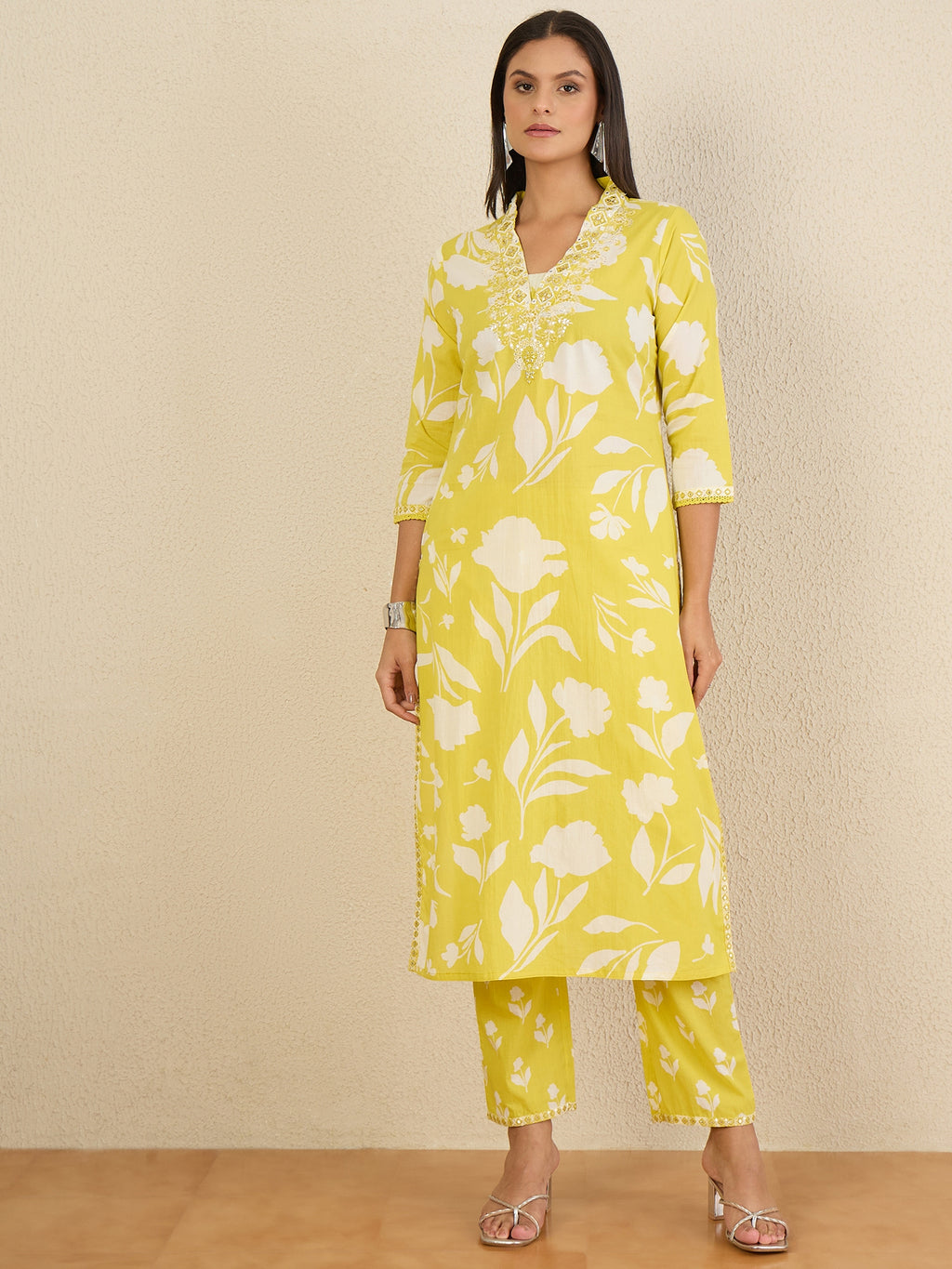 Women Floral Printed Regular Thread Work Pure Cotton Kurta with Trousers & With Dupatta