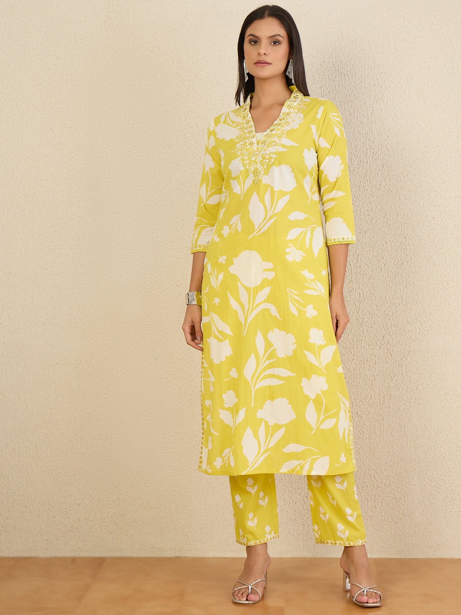 Women Floral Printed Regular Thread Work Pure Cotton Kurta with Trousers & With Dupatta