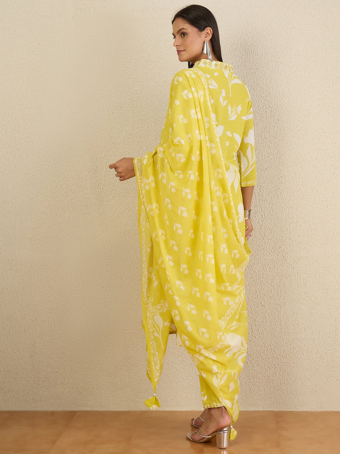 Women Floral Printed Regular Thread Work Pure Cotton Kurta with Trousers & With Dupatta